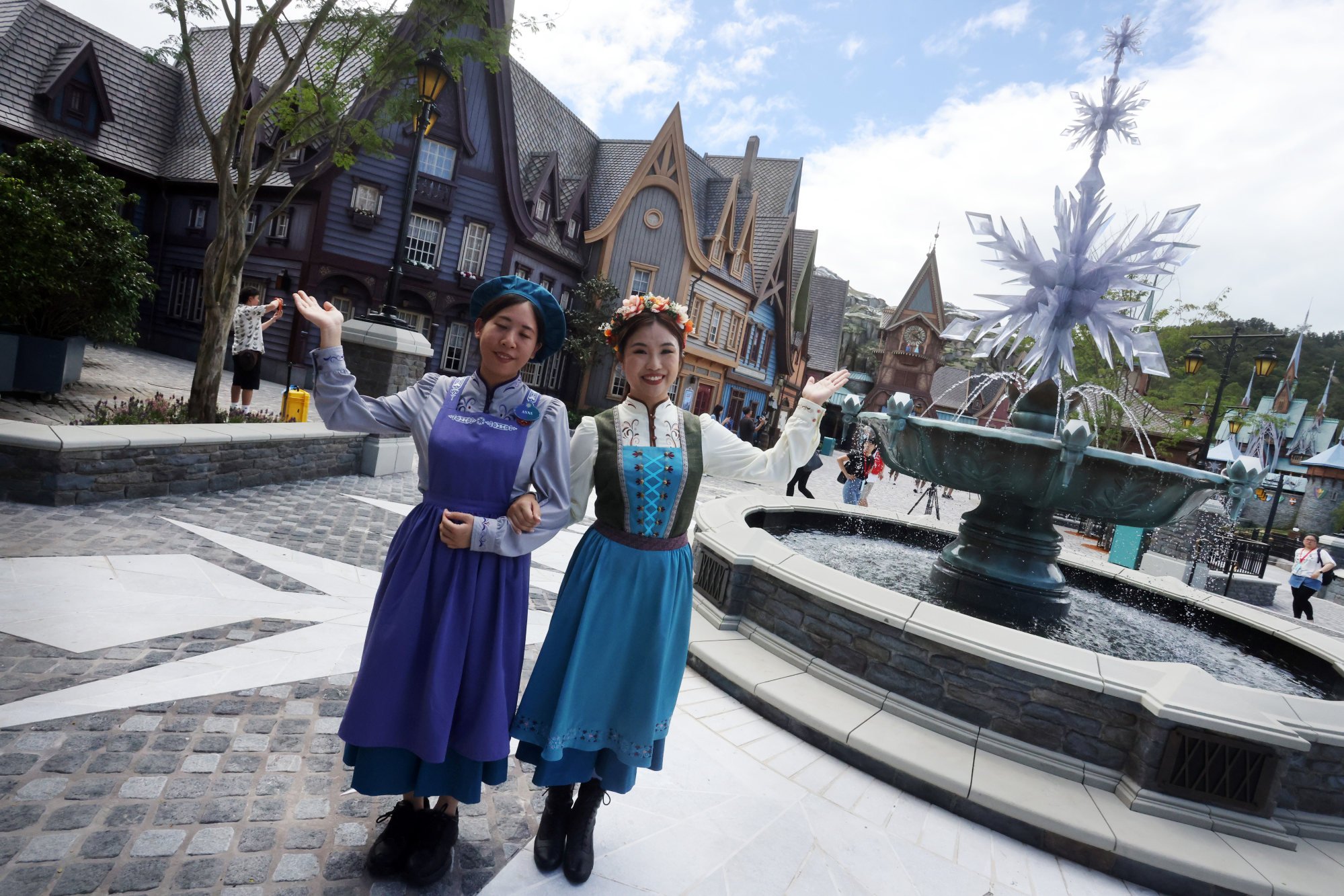 Hong Kong Disneyland hopes to melt hearts with world-first Frozen ...