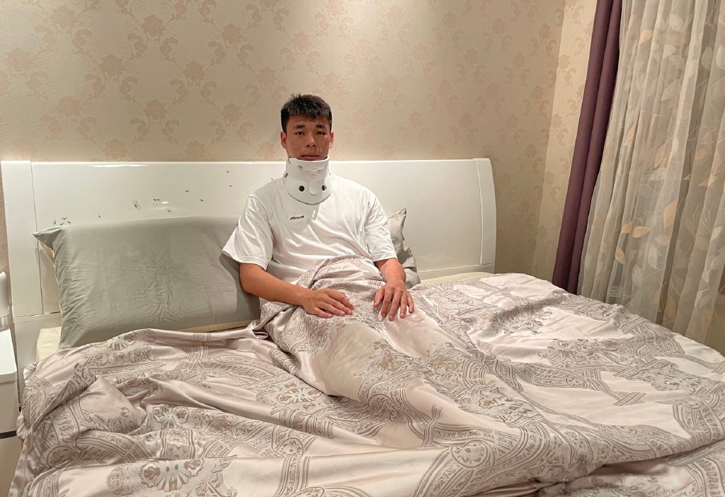 Shanghai Port defender Li Shuai in hospital after being knocked unconscious in a clash of heads during China’s game against Malaysia. Photo: Weibo/Shanghai Port

