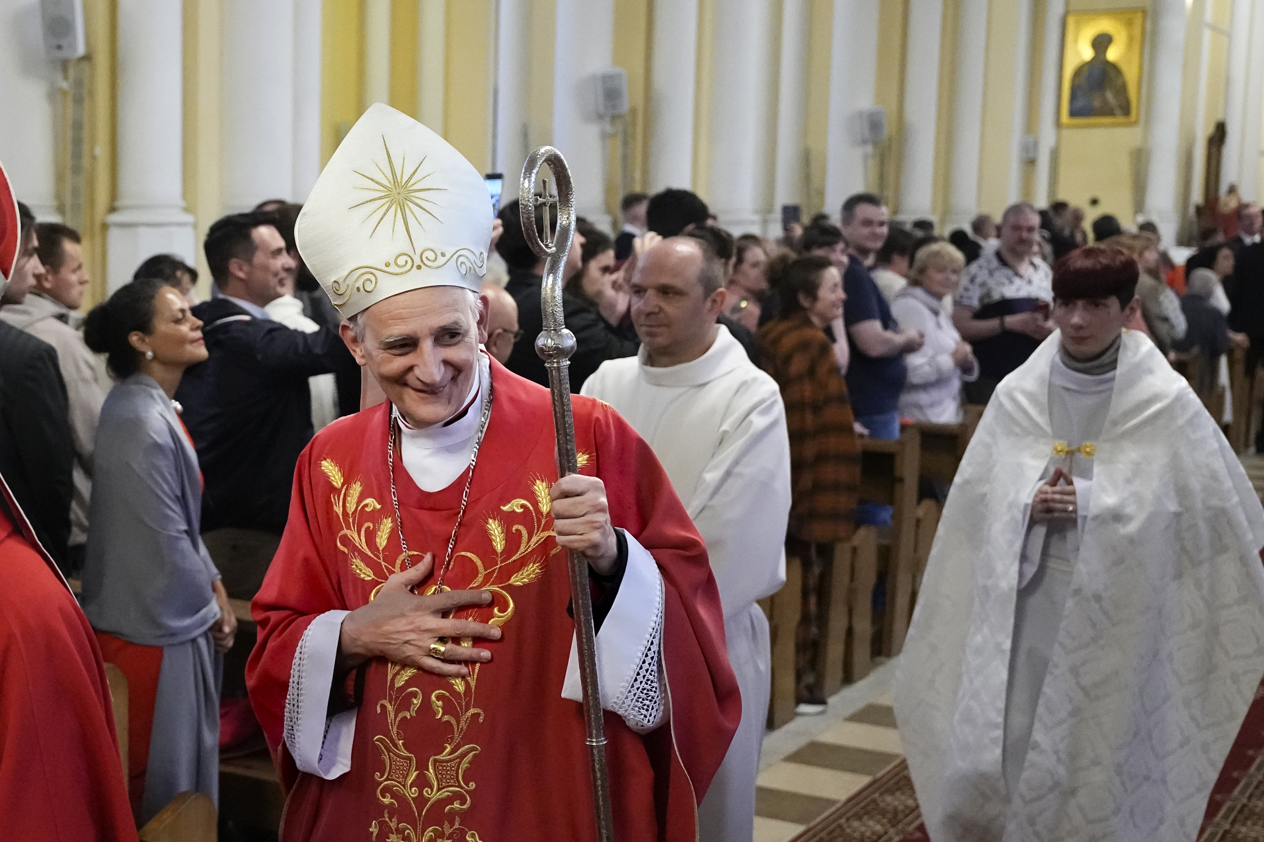 Cardinal Matteo Zuppi welcomes parishioners after celebrating Mass at the Cathedral of the Immaculate Conception in Moscow, on June 29. Photo: AP