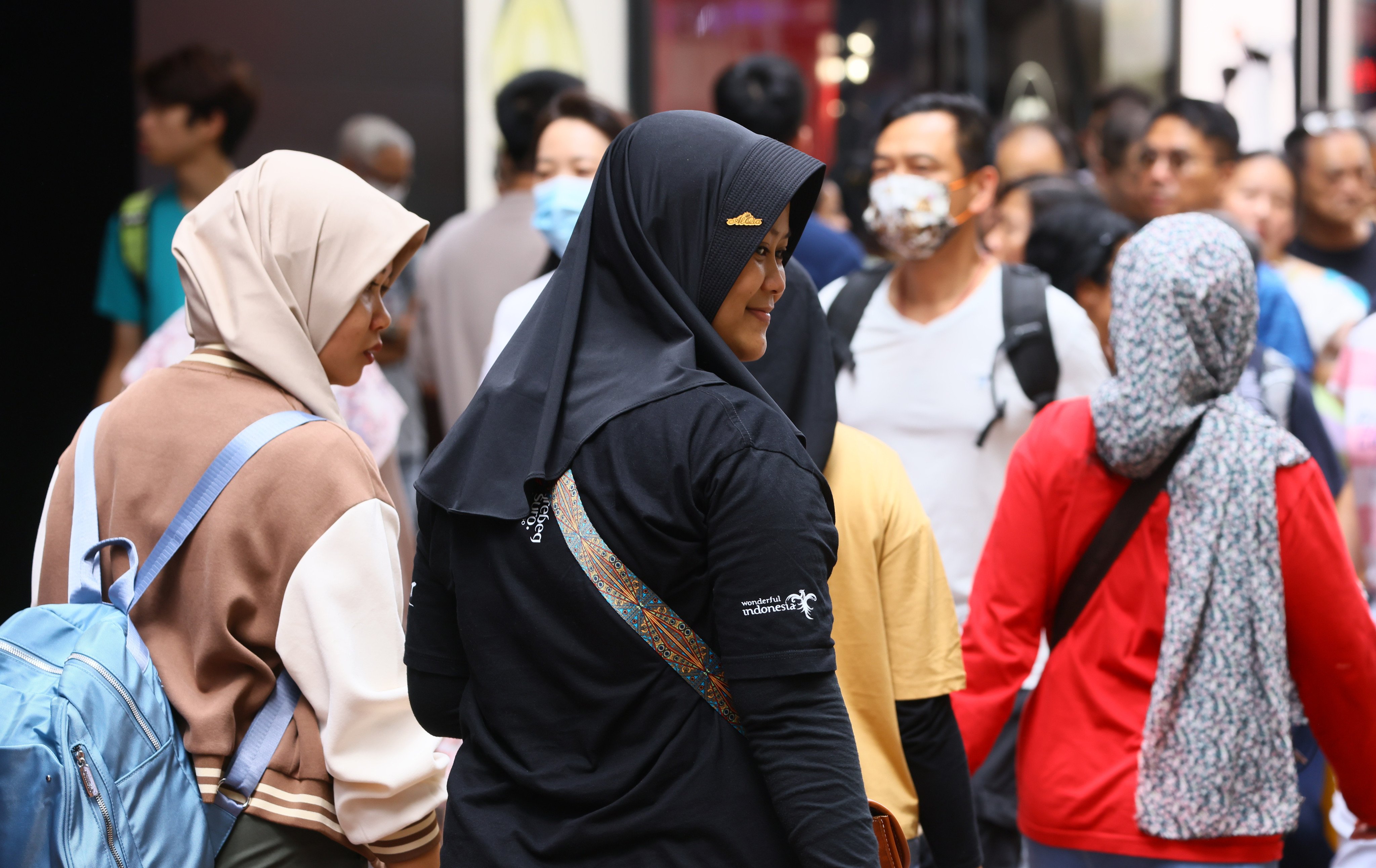 Indonesian women wearing headscarves walk near Victoria Park in Causeway Bay. Photo: Dickson Lee