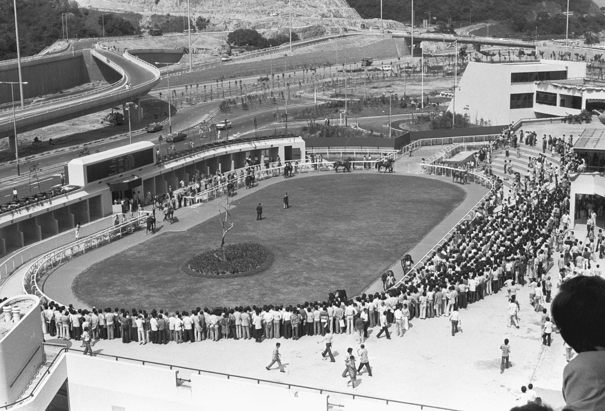 Gleeful crowds witness the opening of Sha Tin Racecourse on October 7, 1978. Photo: CY Yu