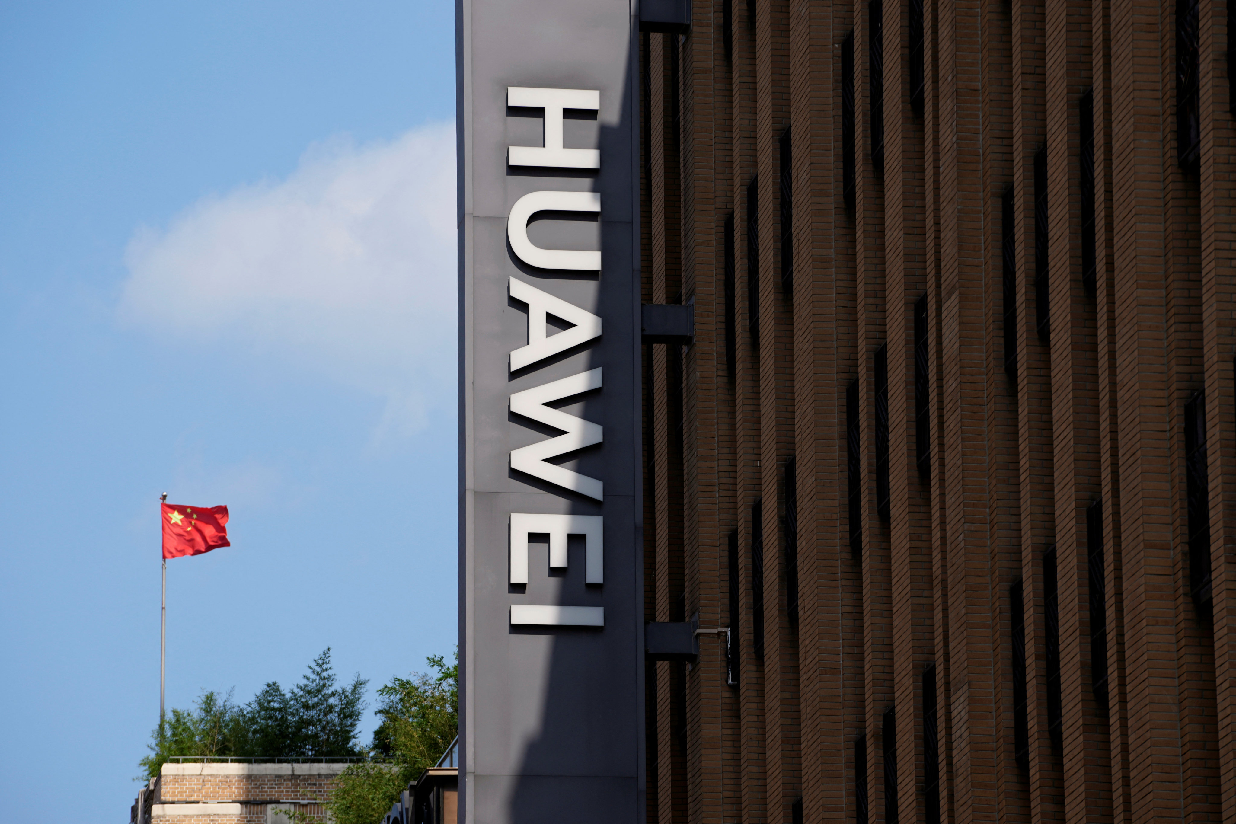 A Chinese flag flutters near a Huawei store in Shanghai. Photo: Reuters