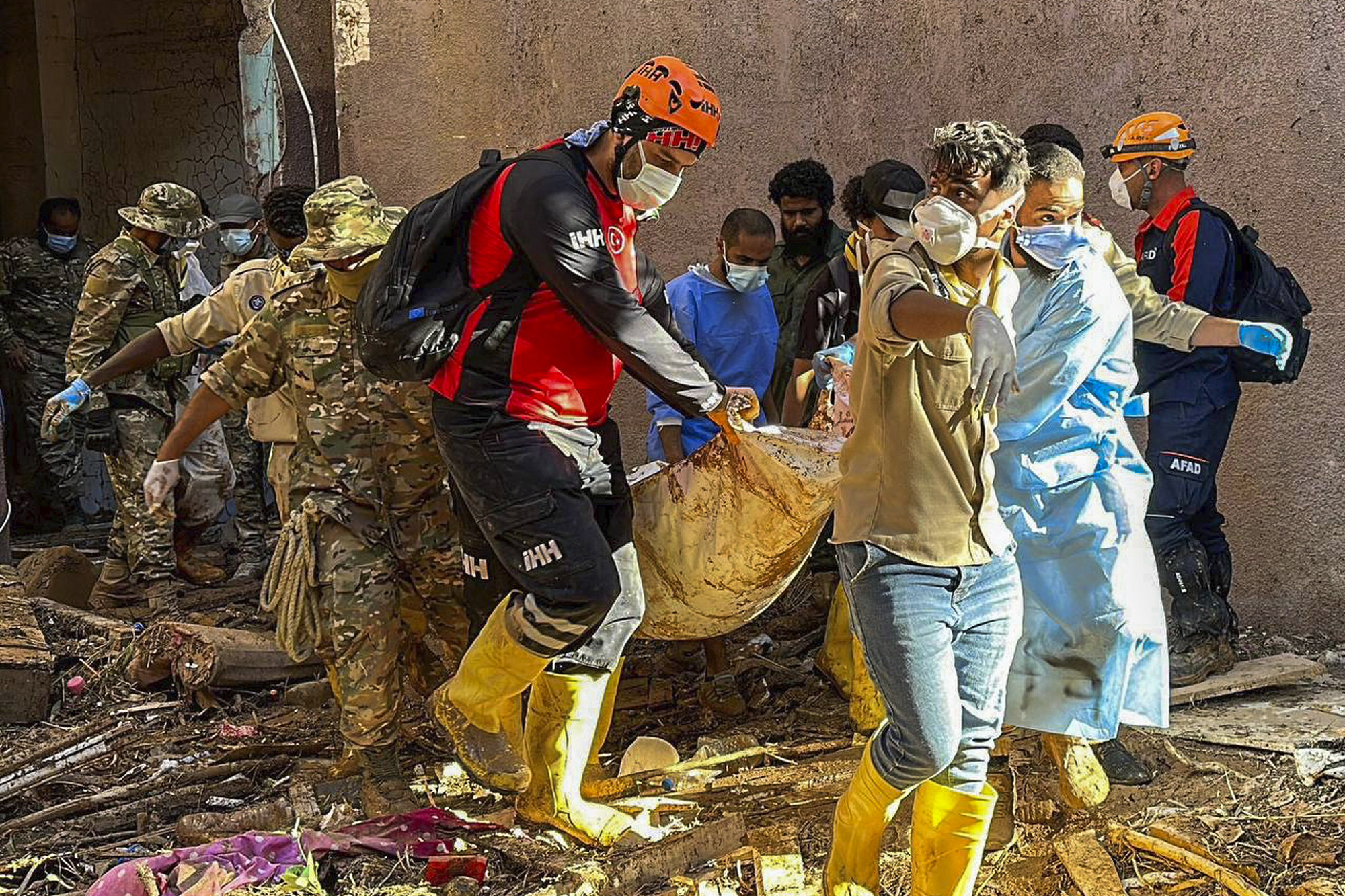 Rescuers retrieve a body in Derna, Libya. Photo: IHH via AP