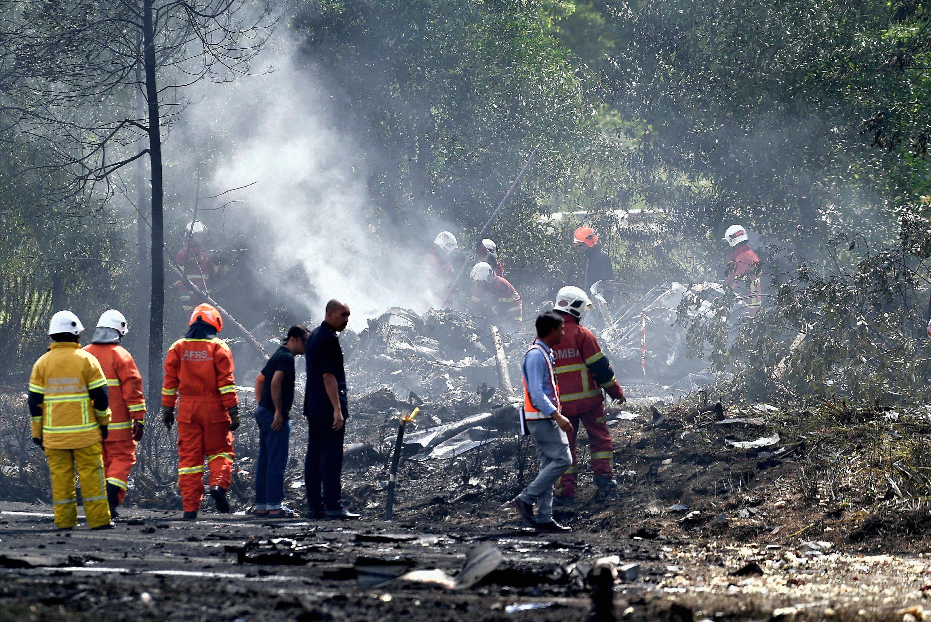 Rescuers at the scene of the plane crash on a Selangor highway in Malaysia on August 17, 2023. Photo: dpa