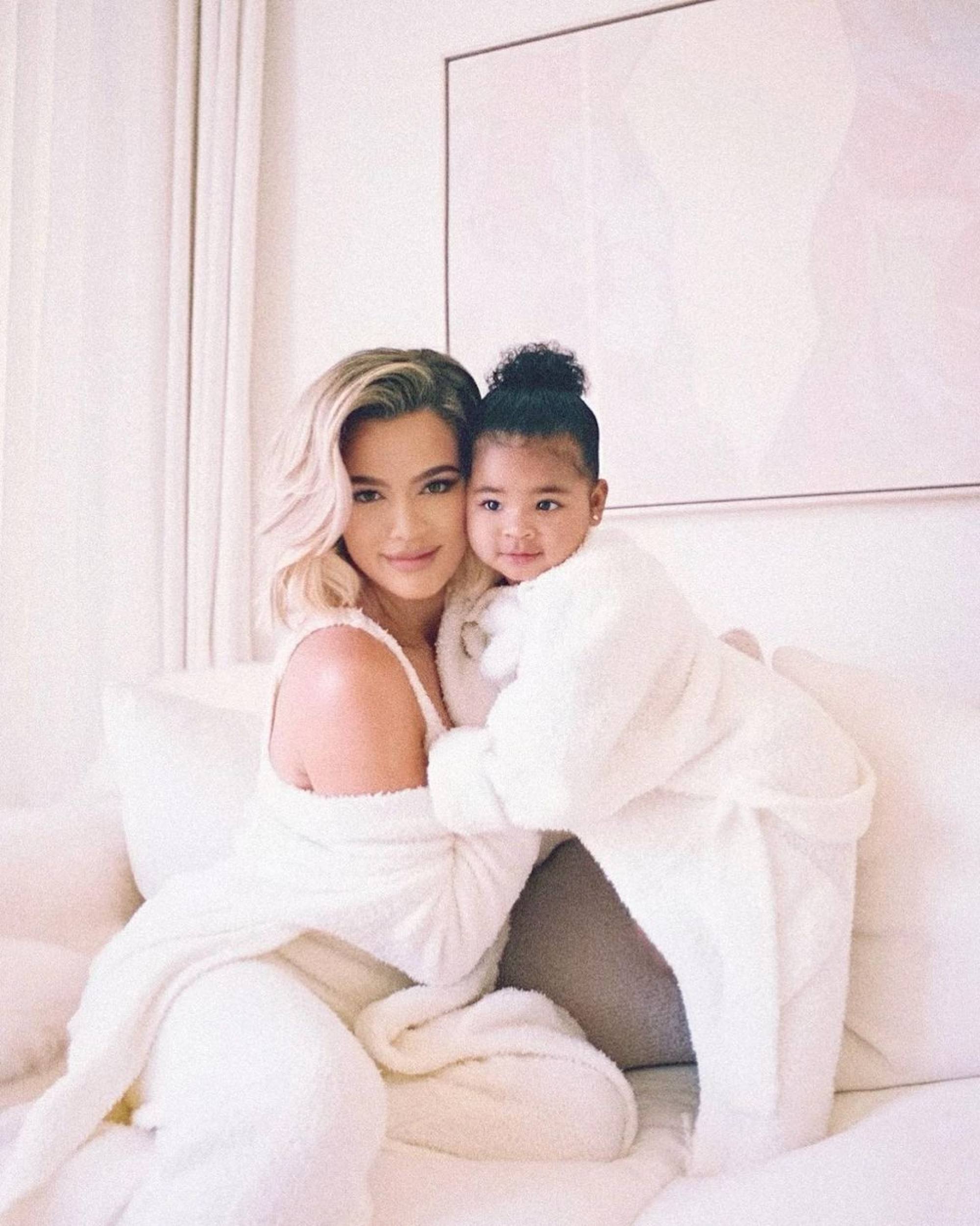 Khloe Kardashian & True Thompson Wear Matching Outfits In Pampers Ad –  Hollywood Life