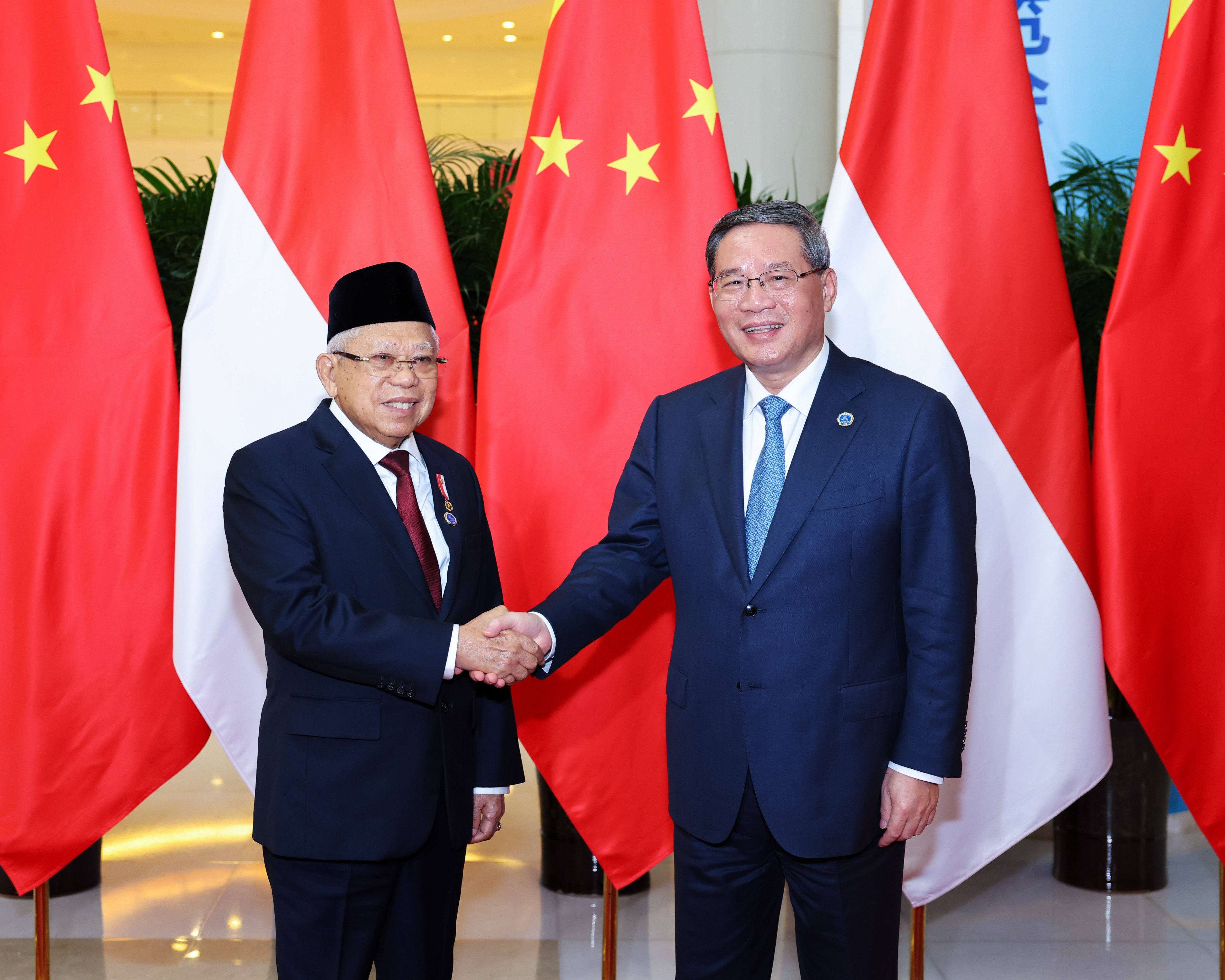 Chinese Premier Li Qiang (right) shakes hands with Indonesian vice-president Ma’ruf Amin at the China-Asean Expo in the southern city of Nanning. Photo: Xinhua
