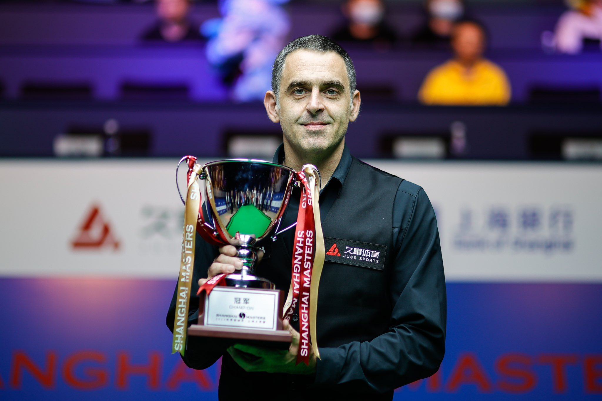 Ronnie O’Sullivan lifts the Shanghai Masters trophy for a fifth time. Photo: Twitter/@ronnieo147