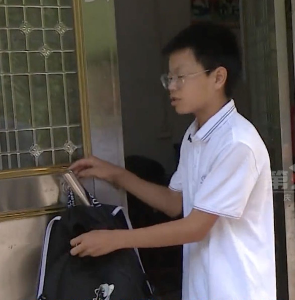 ‘Código secreto’: un niño de la China rural cuelga su mochila en la puerta como señal de bocina al conductor para evitar perder el autobús a 30 kilómetros de distancia de clase