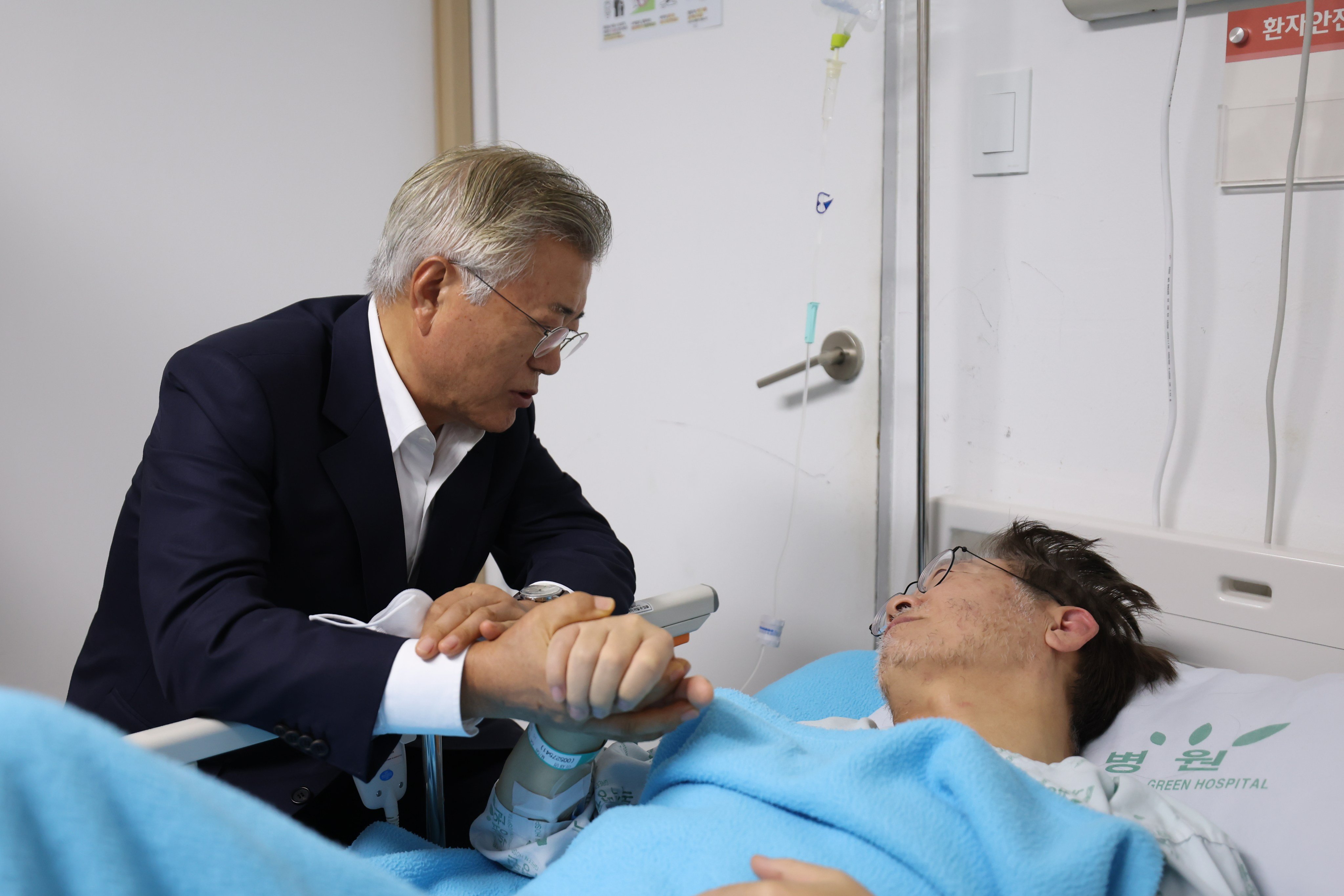 Former South Korean president Moon Jae-in consoles Lee Jae-myung, head of the main opposition Democratic Party, at a hospital in Seoul following Lee’s hunger strike. Photo: YNA/dpa