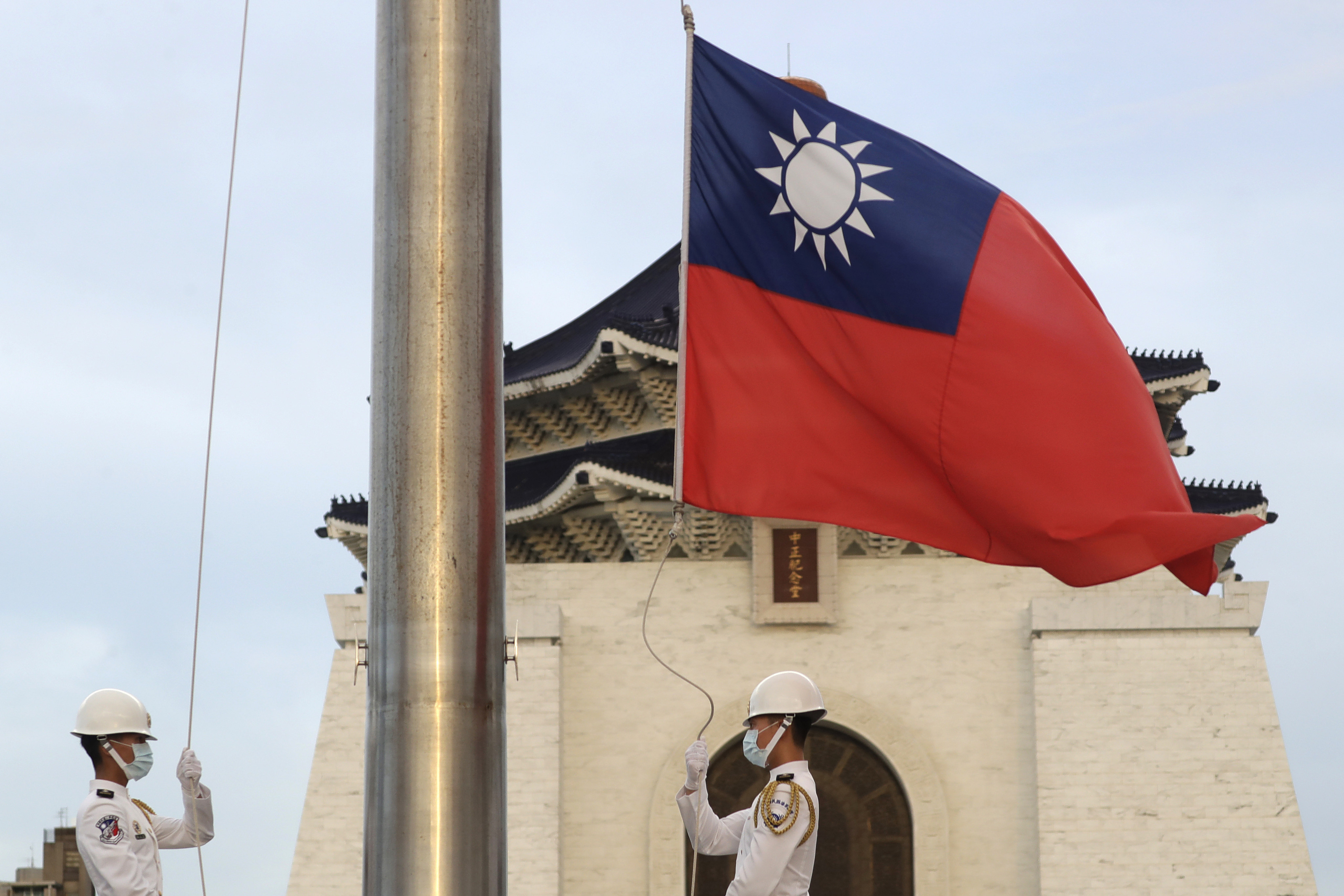 Soldier lowers the national flag during the daily flag ceremony on Liberty Square of the Chiang Kai-shek Memorial Hall in Taipei, Taiwan, July 30, 2022. Photo: AP