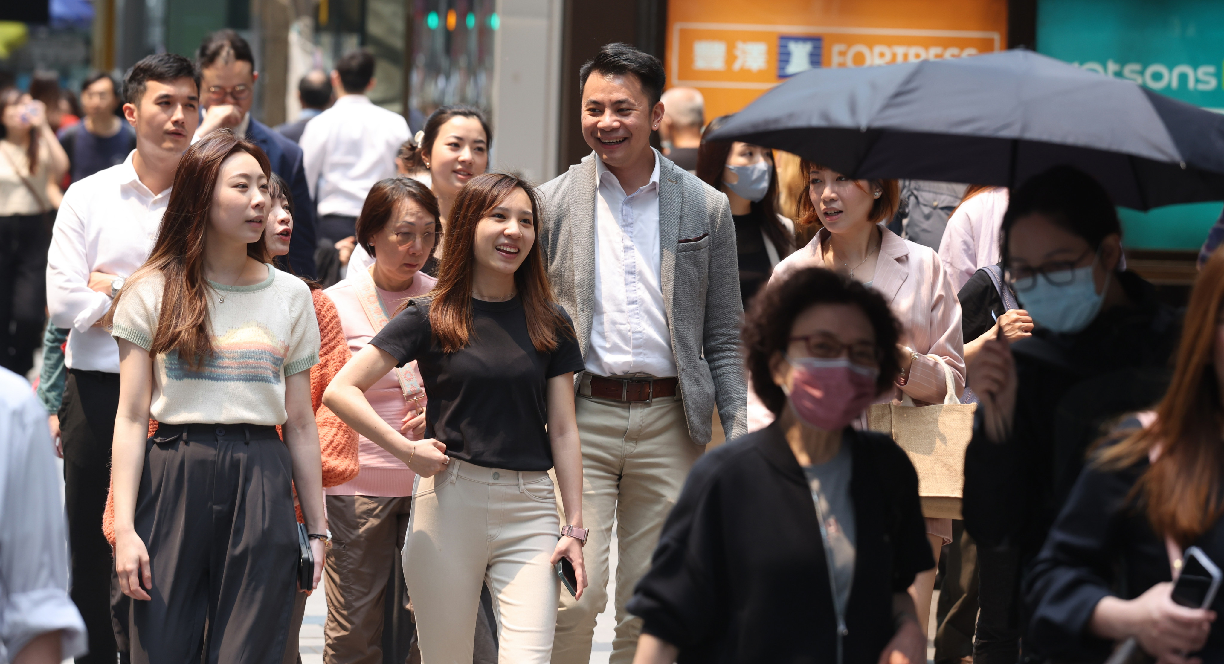 Commuters at an intersection in Hong Kong’s Central district on 6 April 2023. Photo: Yik Yeung-man