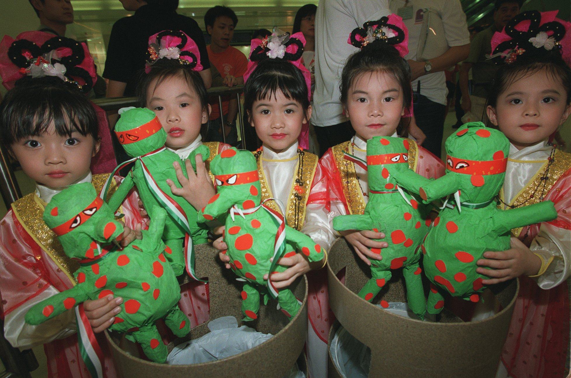 Children throw models of Lap Sap Chung into rubbish bins at the opening of the Clean Hong Kong Campaign in Hang Hau, Sai Kung in July 2001. Photo: Dickson Lee