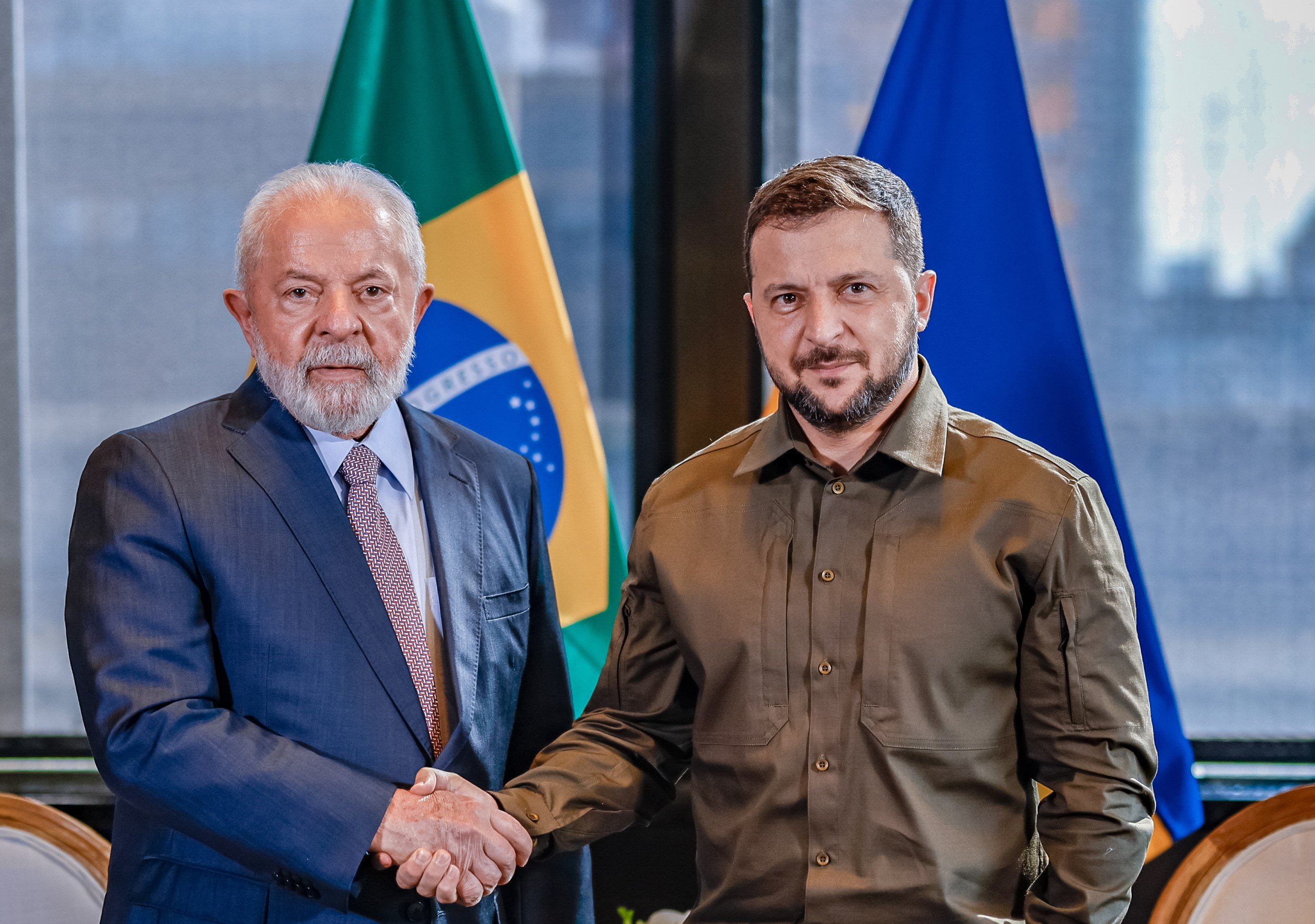 Brazilian President Luiz Inacio Lula da Silva (left) shakes hands with Ukrainian President Volodymyr Zelensky in New York on Wednesday. Photo: EPA-EFE