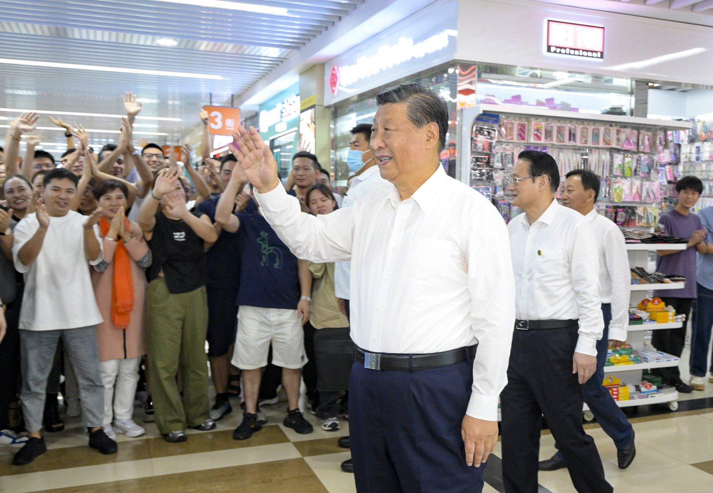 President Xi Jinping tours Yiwu – home to the world’s largest wholesale market for small manufactured goods – on Wednesday. Photo: Xinhua