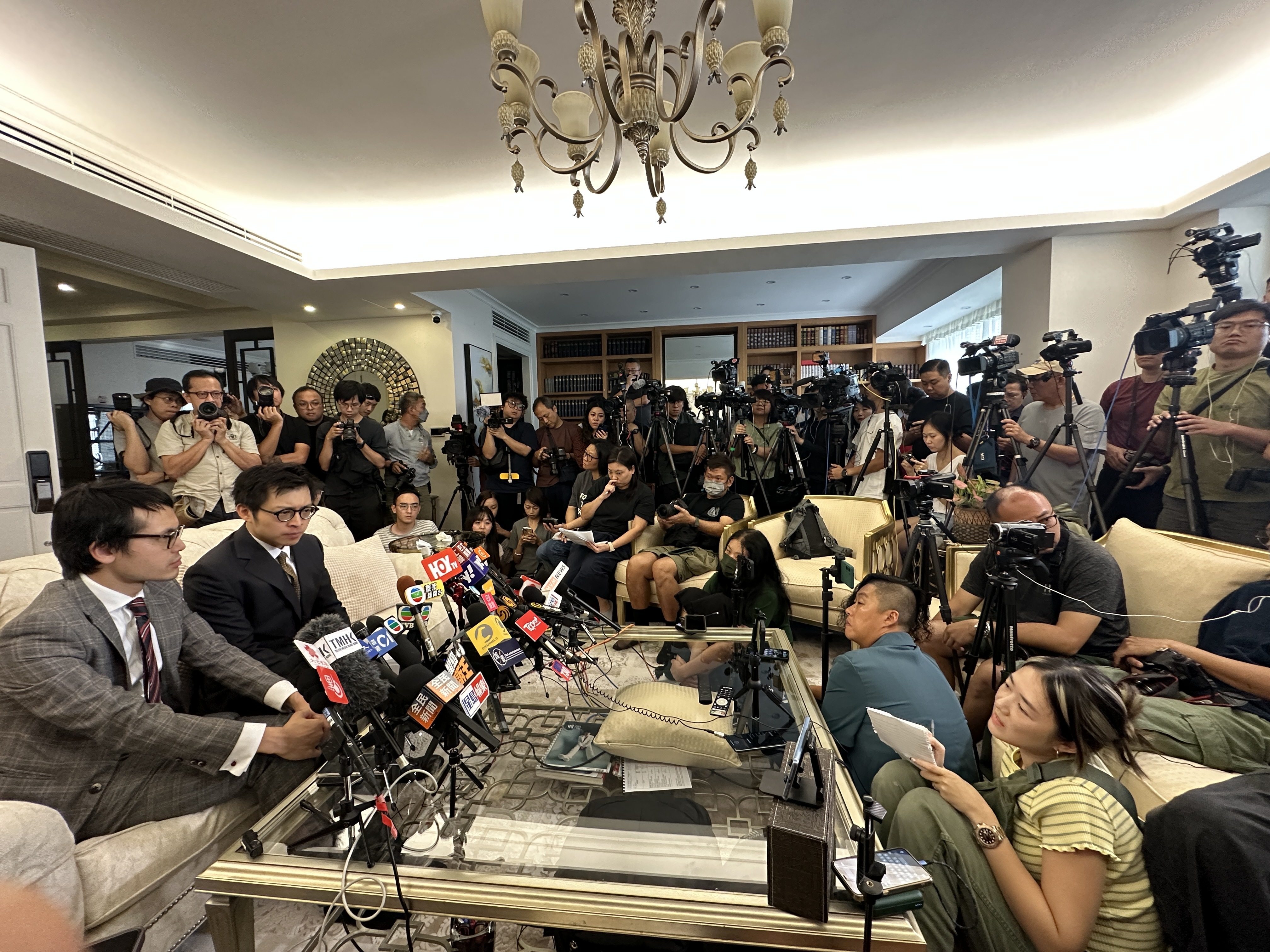 More than 100 journalists packed into the living room of the influencer’s Mid-Levels home. Photo: Jelly Tse
