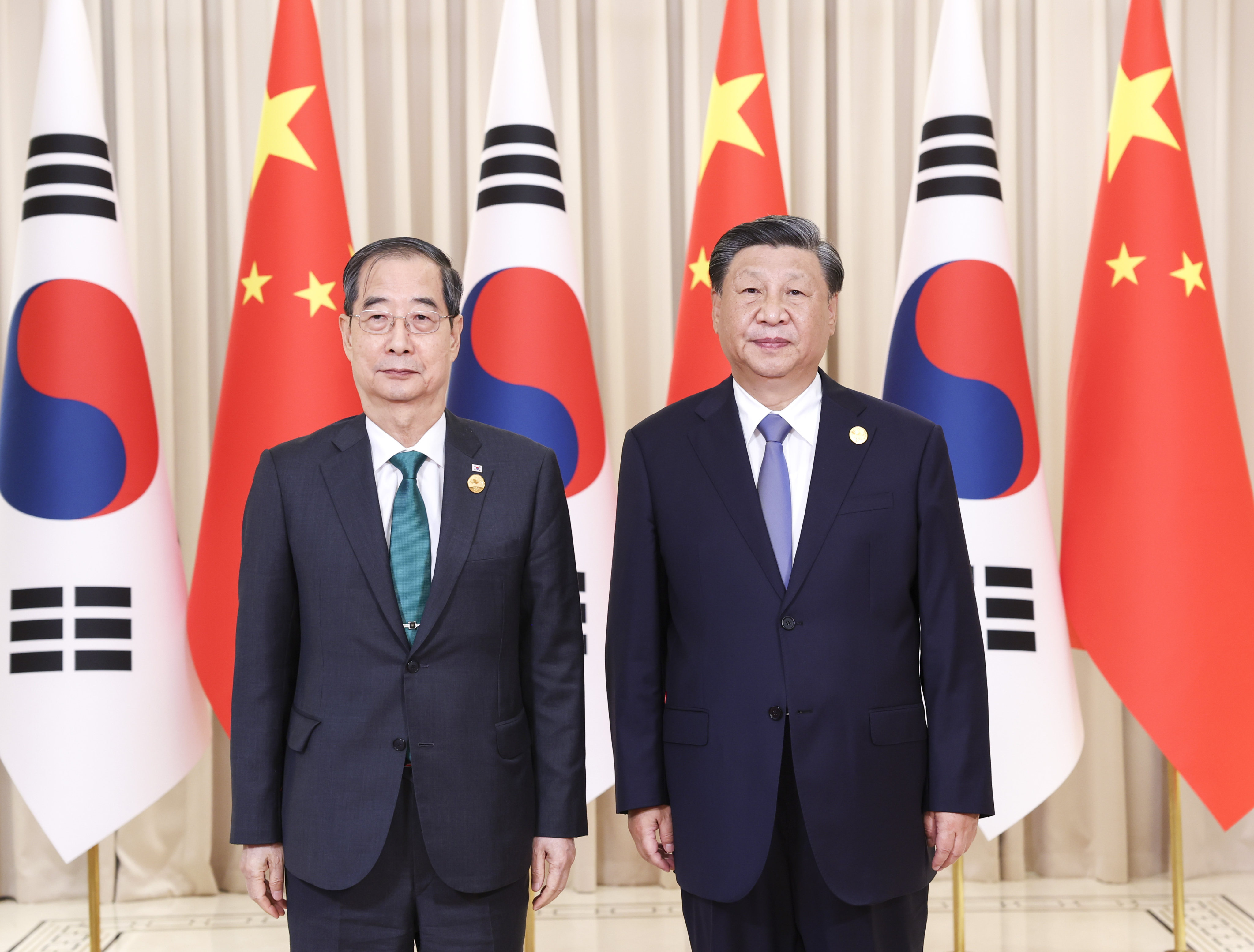 South Korean Prime Minister Han Duck-soo (left) is the highest-ranking Seoul official to meet Chinese President Xi Jinping since November. Photo: Xinhua 