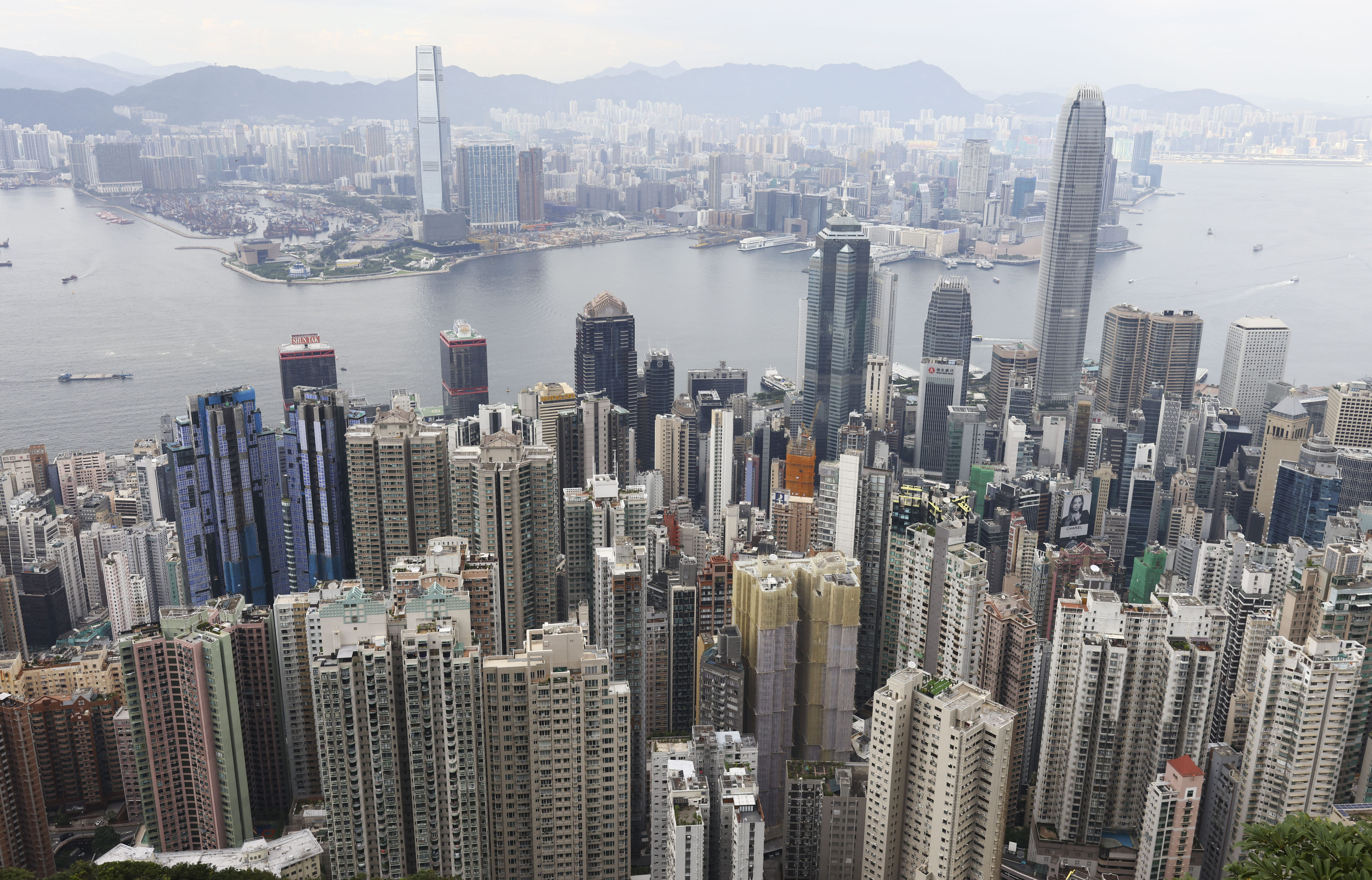 High interest rates and stuttering economy meant Hong Kong was not a favoured destination for international property investment. Photo: Dickson Lee
