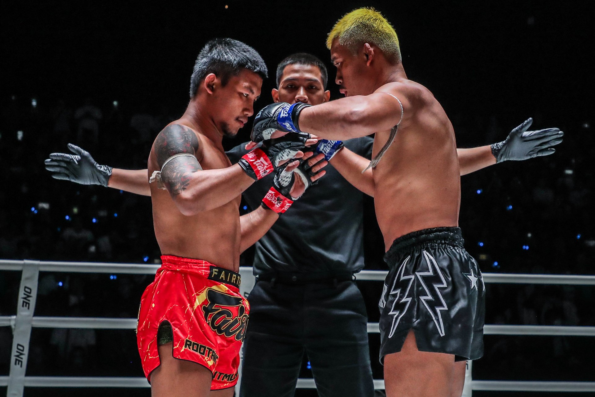 Rodtang and Superlek show respect before the fight starts. Photo: ONE Championship