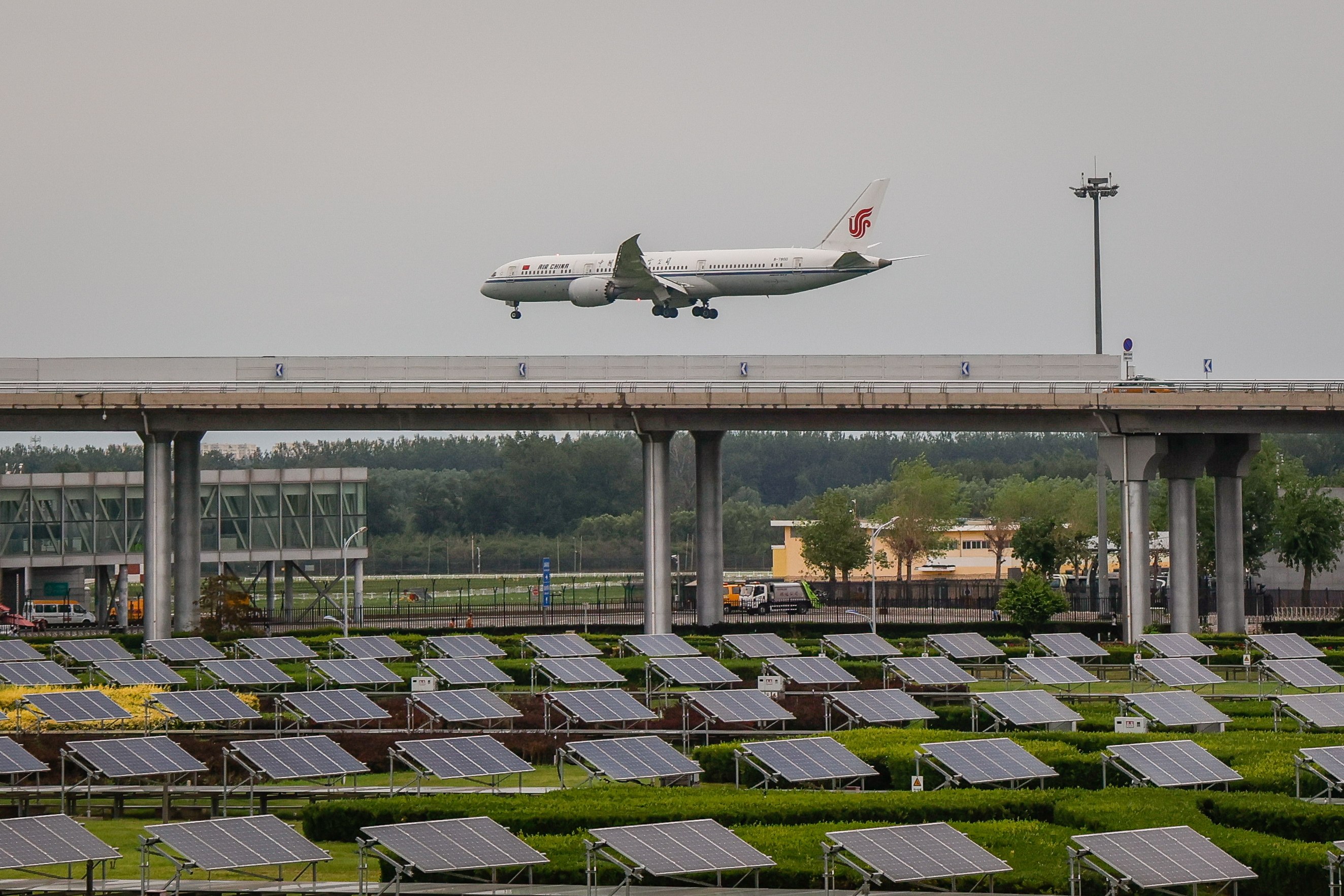 An Air China plane lands at Beijing Capital International Airport on June 29, 2022. Flights between the US and China are scheduled to increase in October per an agreement between the two countries. Photo: EPA-EFE