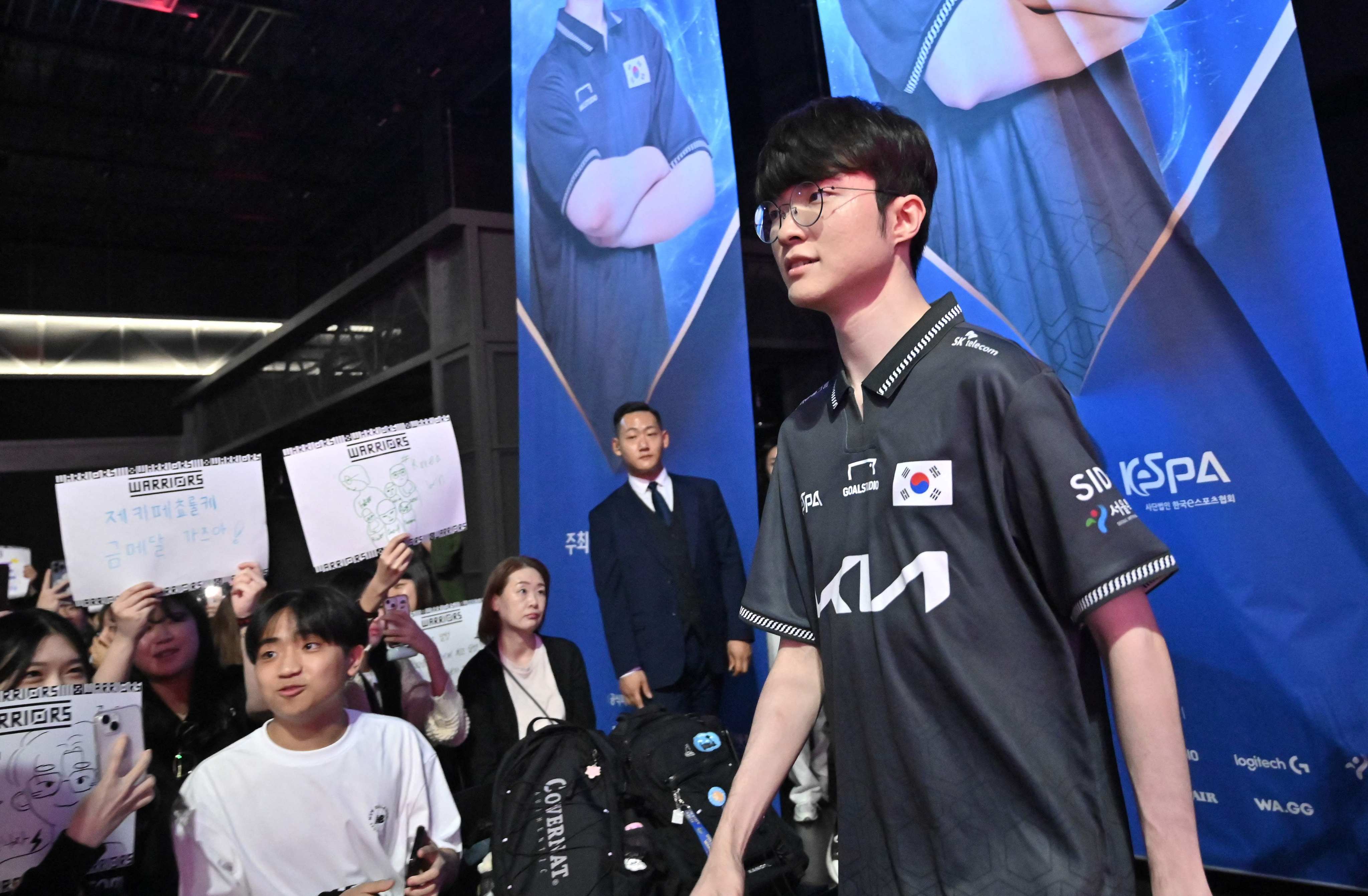 Esports League of Legends South Korean national team player Lee “Faker” Sang-hyeok (right) walks past supporters during a fan meeting event ahead of the Asian Games: Photo: AFP