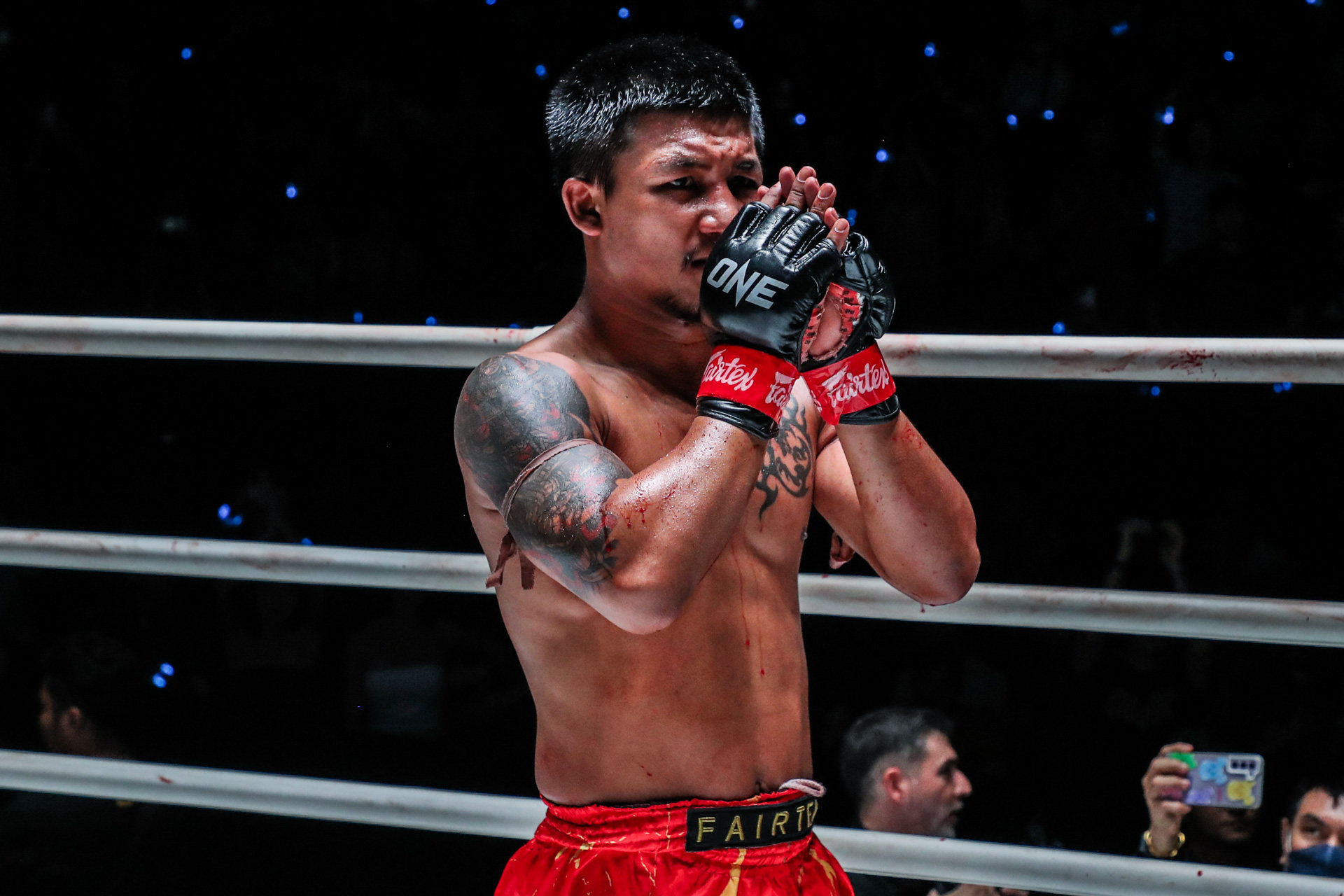 Rodtang Jitmuangnon thanks the crowd after his decision loss to Superlek. Photo: ONE Championship