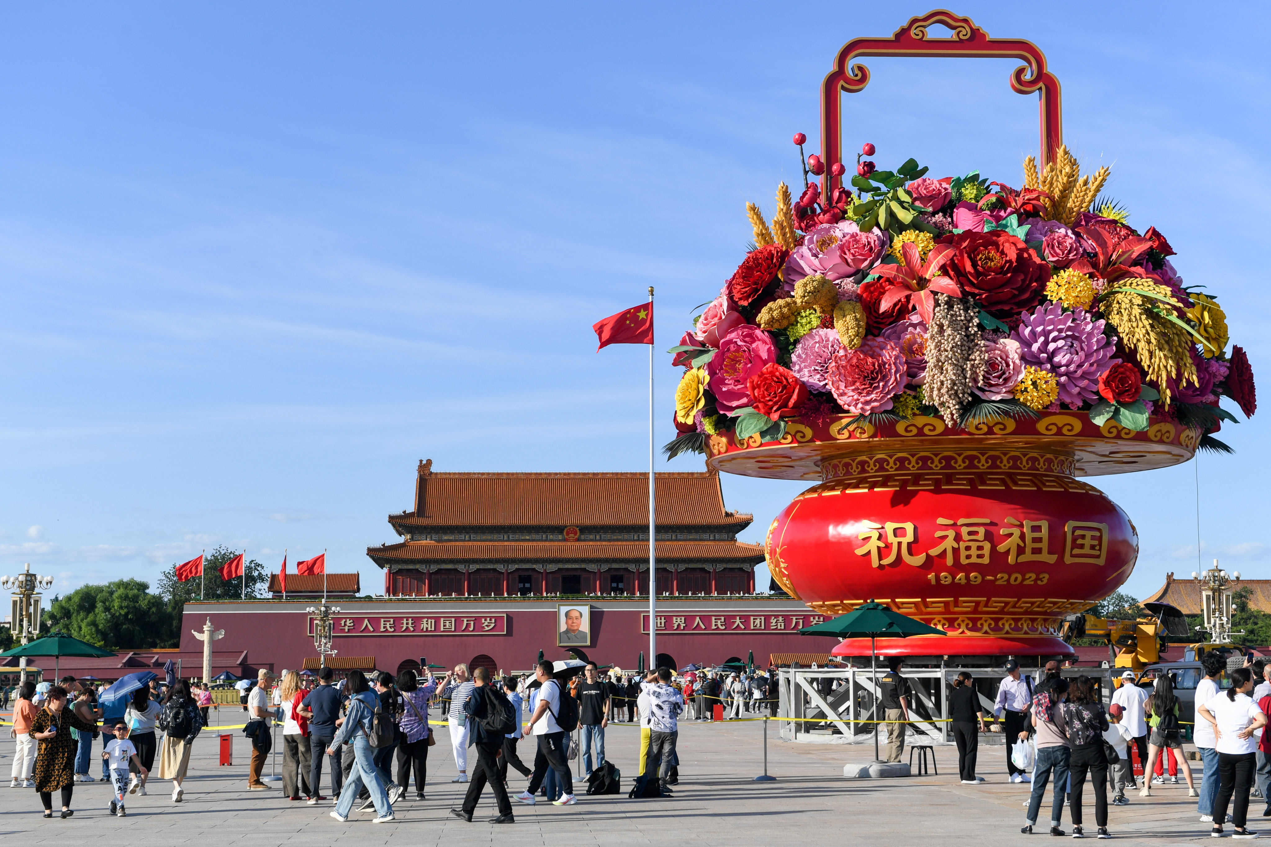 Travellers from across China will visit Beijing during the ‘golden week’ holiday that begins on Friday, and a giant flower pot in Tiananmen Square is expected to be a big attraction. Photo: Xinhua