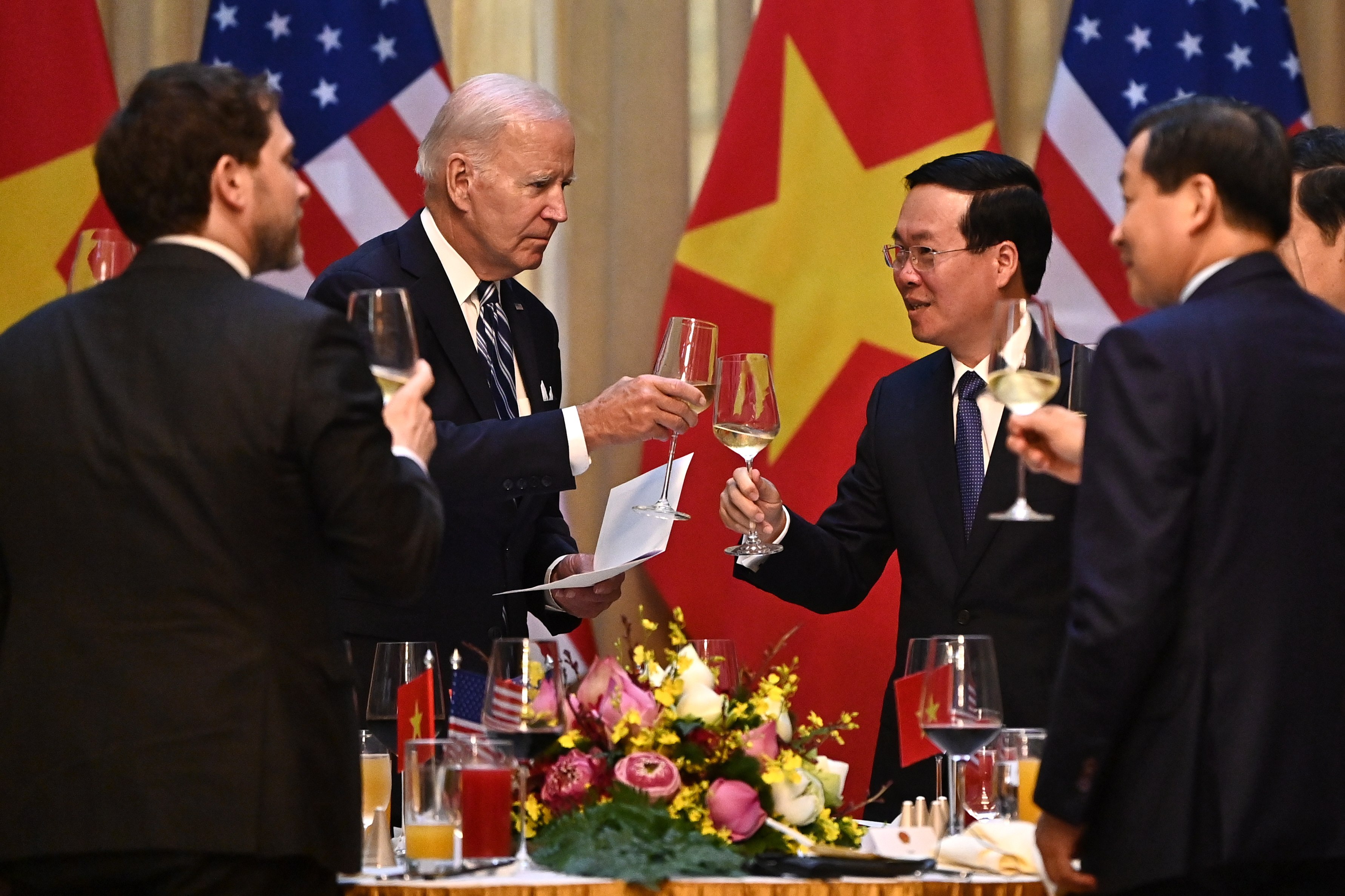 Vietnam’s President Vo Van Thuong (right) shares a toast with US President Joe Biden at the Presidential Palace in Hanoi on September 11. Photo: EPA-EFE