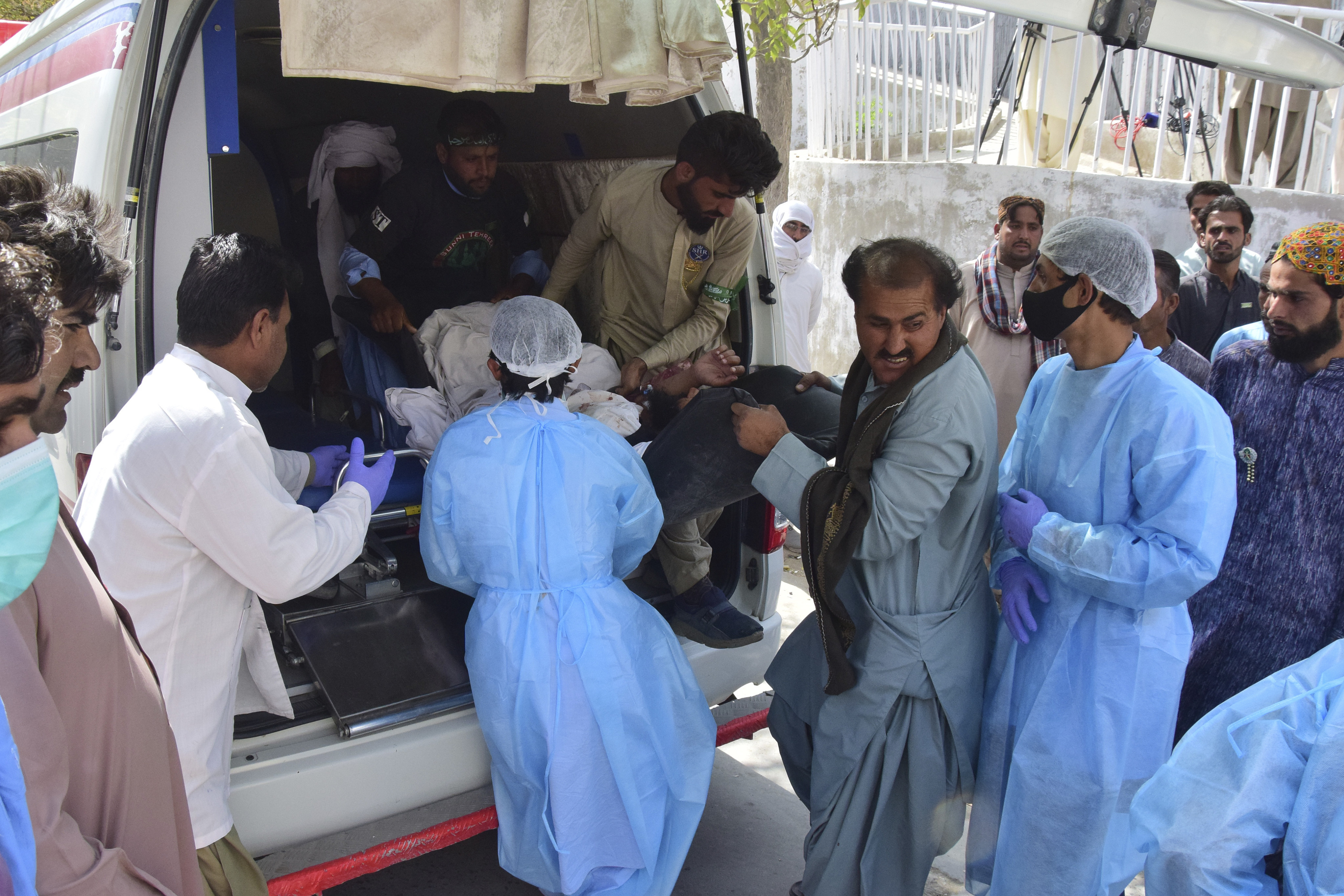 Paramedics and volunteers carry an injured victim of a bomb explosion upon arrival at a hospital in Quetta, Pakistan. Photo: AP