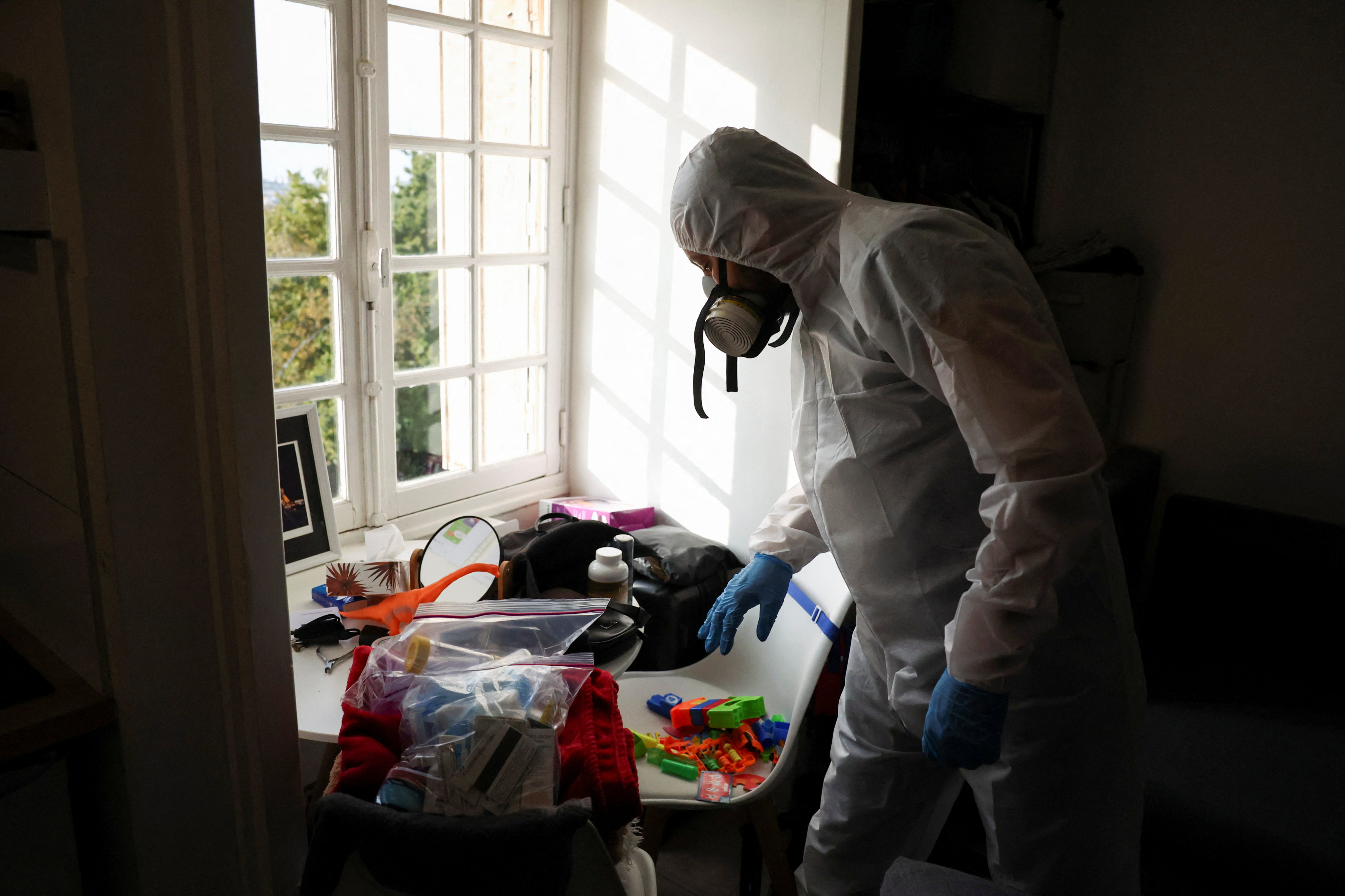Salim Dahou, a technician from the company Hygiene Premium, inspects an apartment near Paris in order to treat it against bedbugs. Photo: Reuters