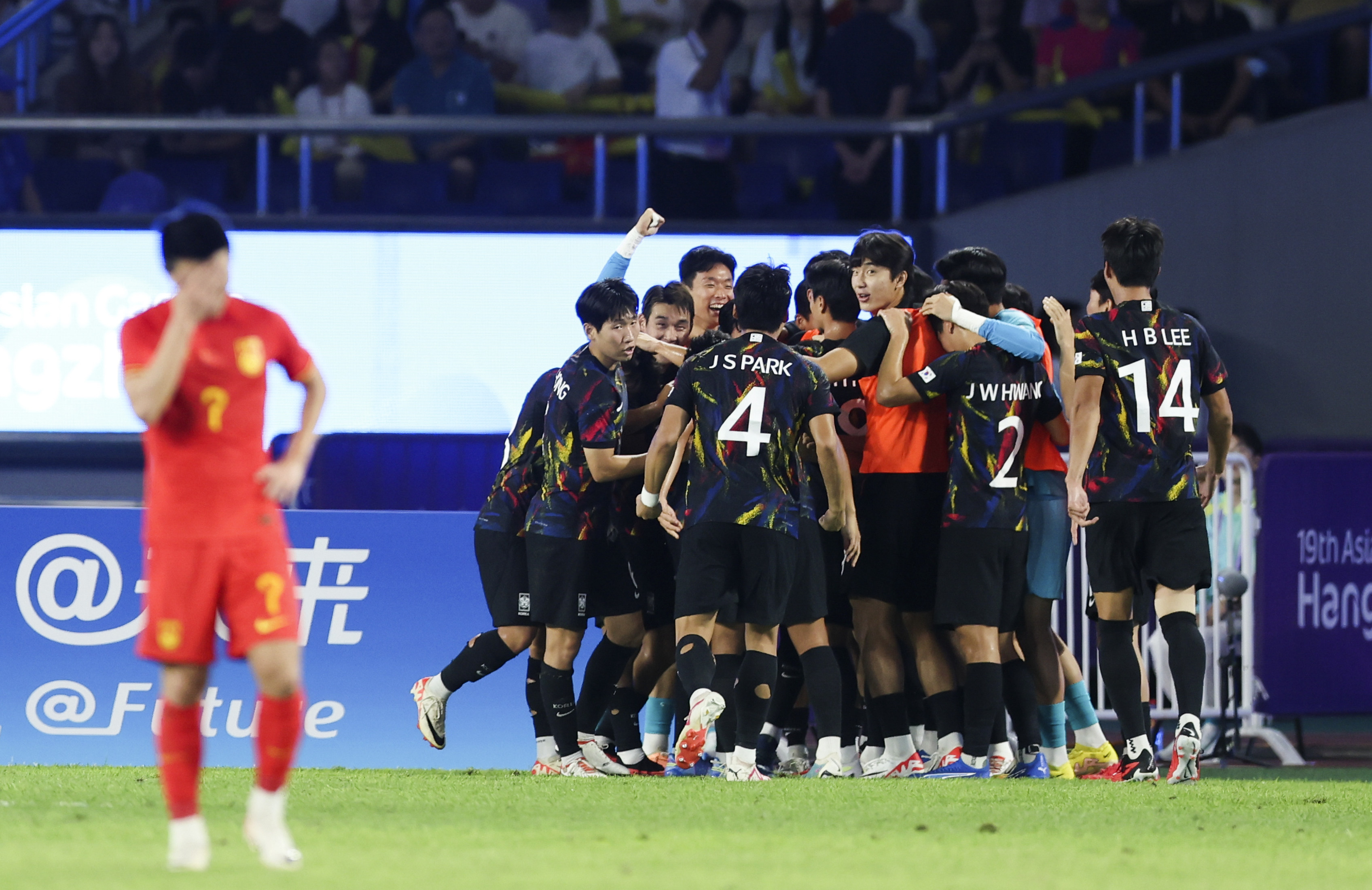 South Korea celebrate scoring in their men’s football quarterfinal against China at the Asian Games in Hangzhou. Photo: Xinhua