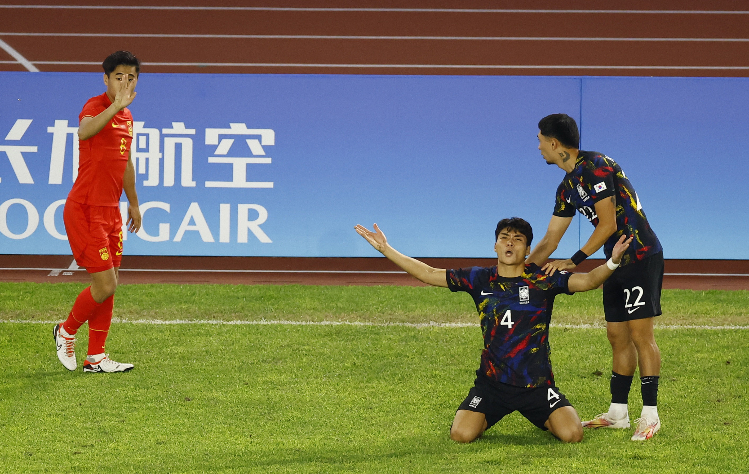 China’s Dai Wai-tsun gestures as South Korea’s Park Jinseob and Park Kyu-Hyun celebrate in their men’s football quarter-final at the Asian Games. Photo: Reuters