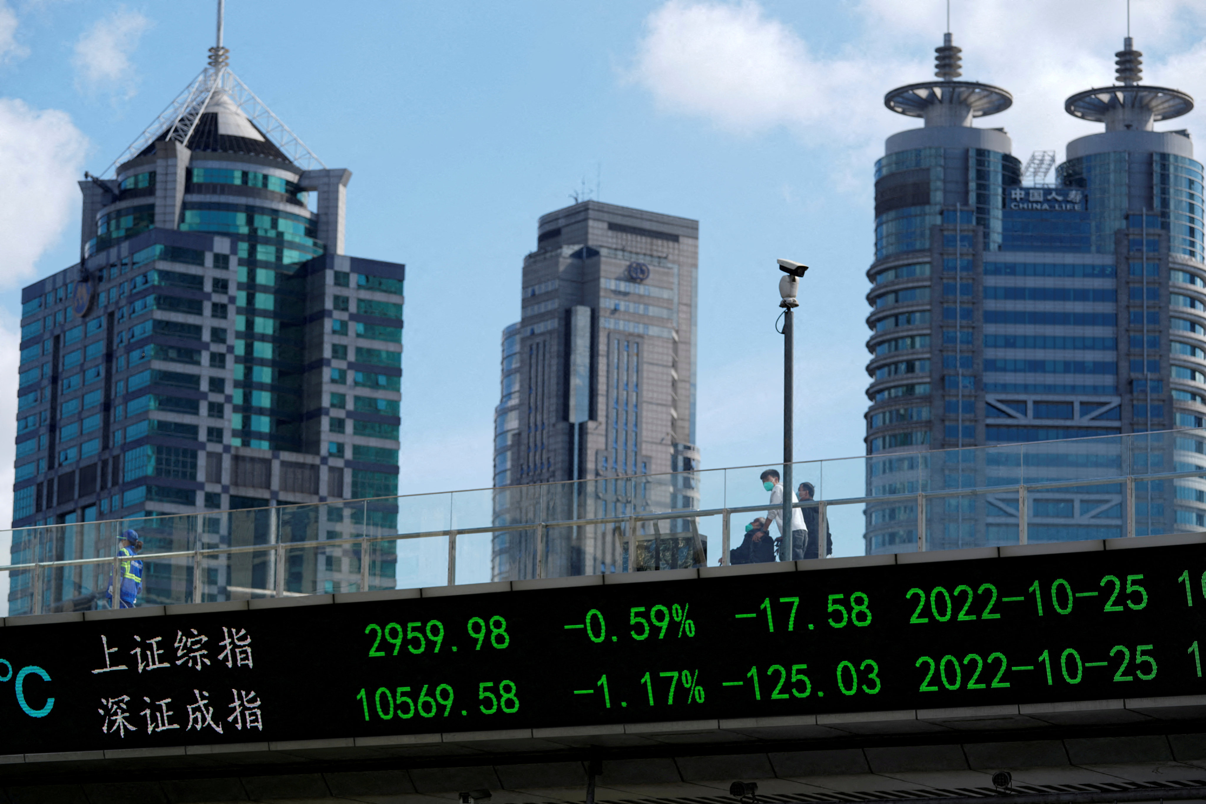 A sign shows Shanghai and Shenzhen stock indexes at the Lujiazui financial district in Shanghai on October 25, 2022. Photo: Reuters