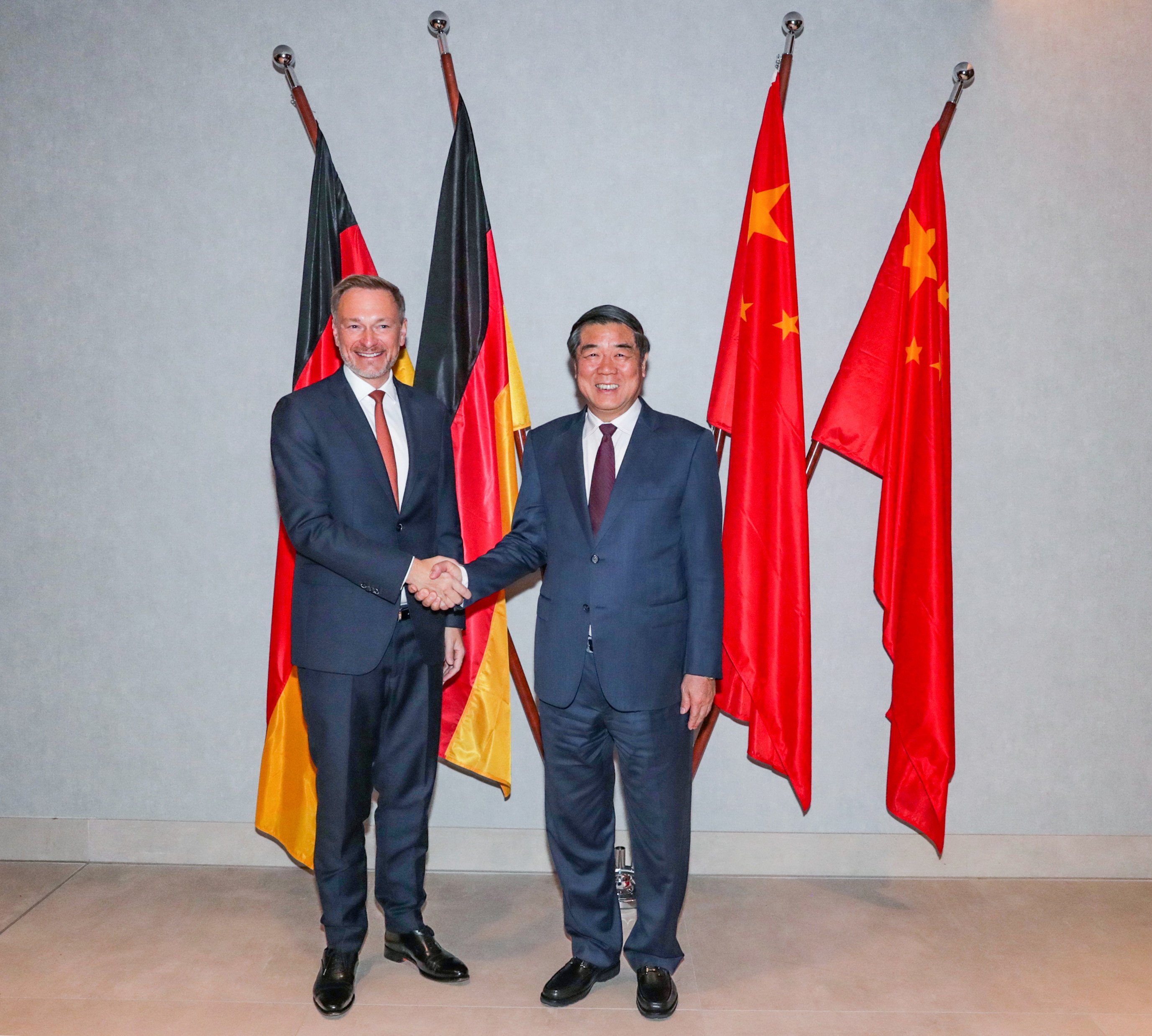 Chinese Vice-Premier He Lifeng (right) and German Finance Minister Christian Lindner prepare for talks in Frankfurt on Sunday. Photo: Xinhua