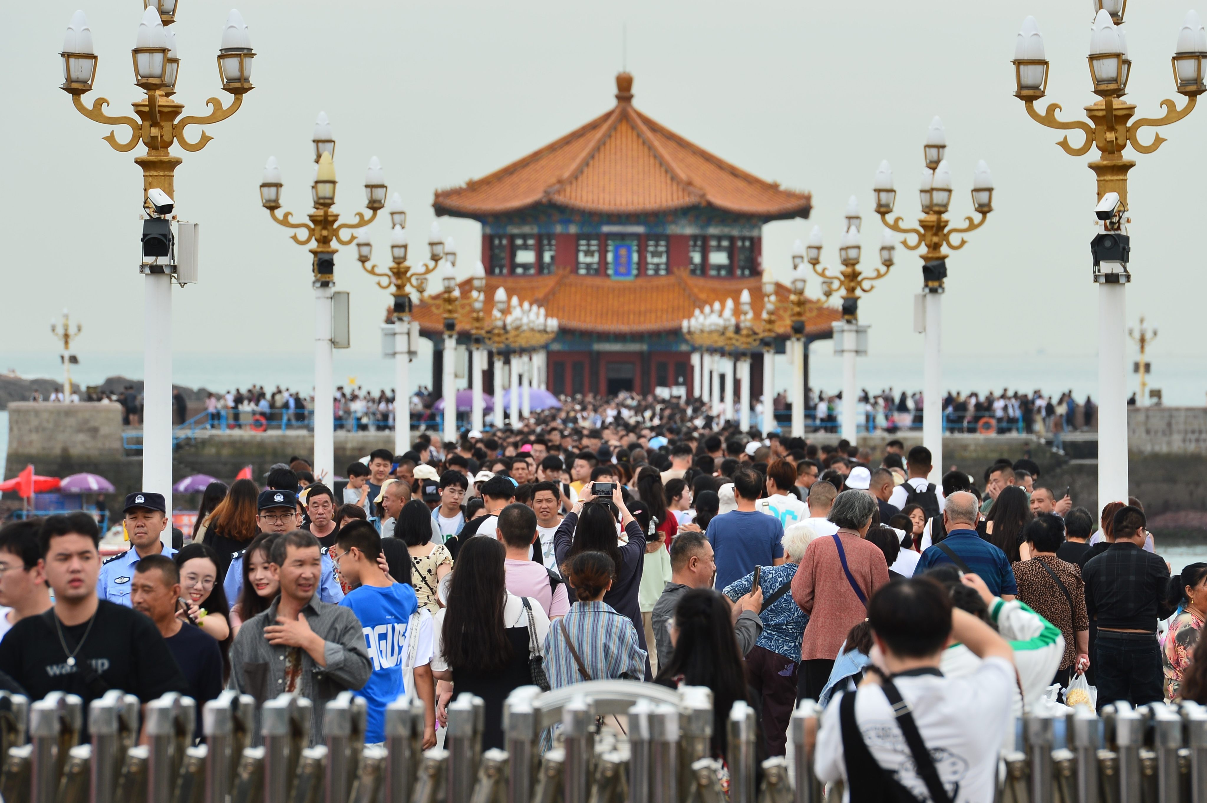 People visit the Zhanqiao bridge in Qingdao in east China’s Shandong province on September 29. China is using the market economy to build a modern economy and society. Photo: Xinhua