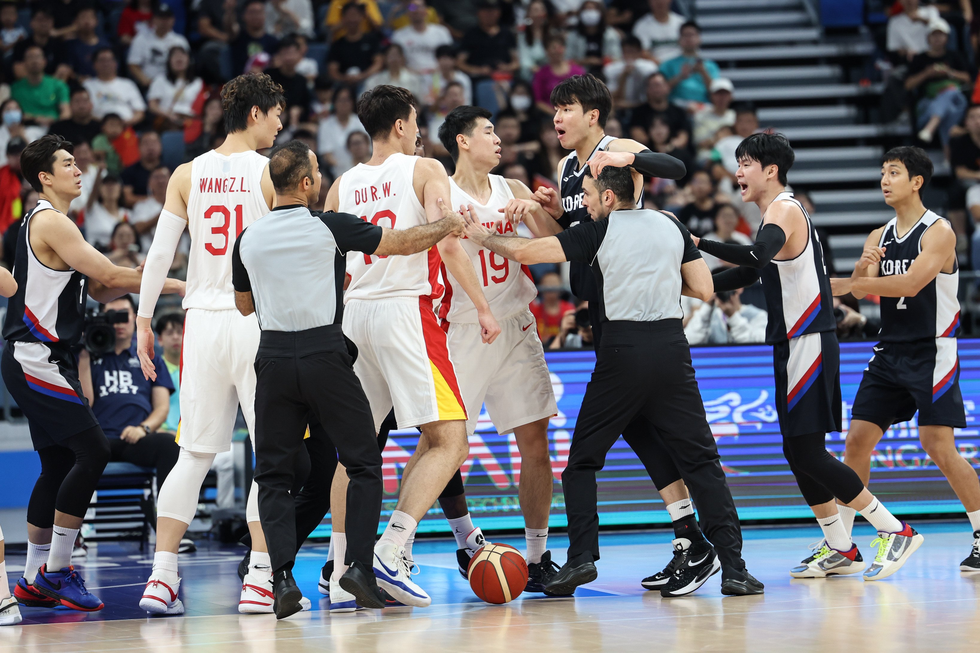 China’s players clash with their South Korean opponents in their men’s basketball quarterfinal at the Asian Games in Hangzhou. Photo: Xinhua