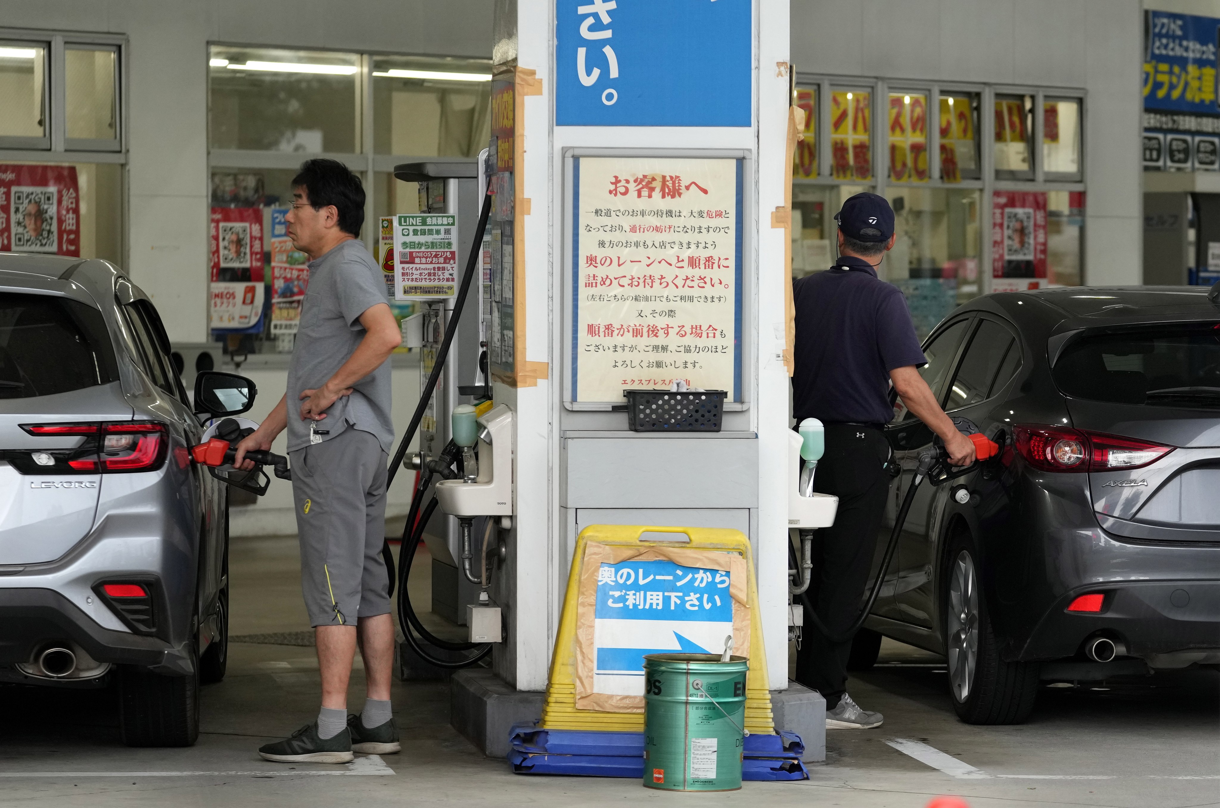Drivers fuel their cars at a petrol station in Tokyo on September 22. Japan has, for decades, suffered timid investment trends, sluggish income growth and a dearth of risk-taking. Photo: EPA-EFE