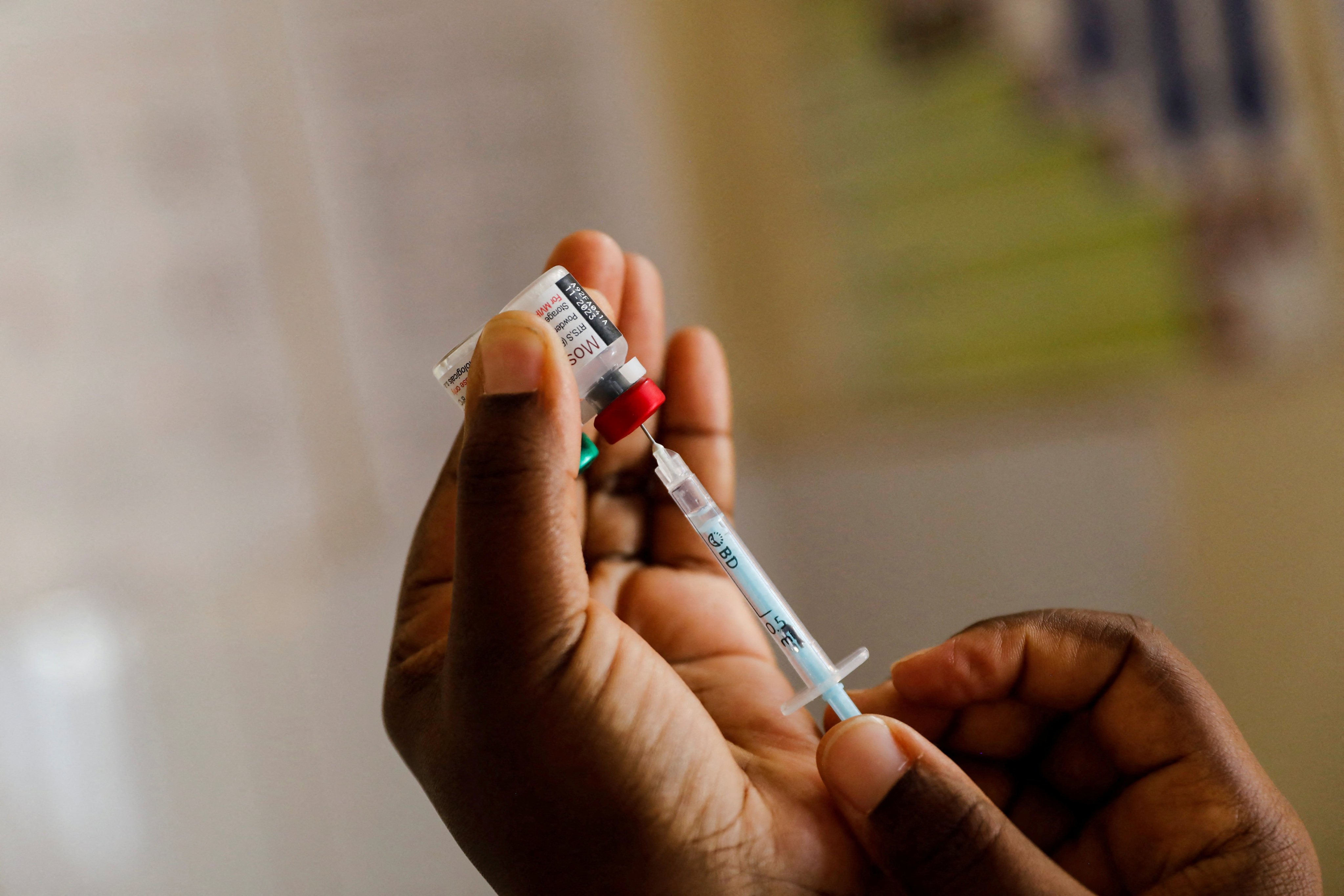 A nurse fills a syringe with malaria vaccine at the Lumumba Sub-County hospital in Kisumu, Kenya. Photo: Reuters 