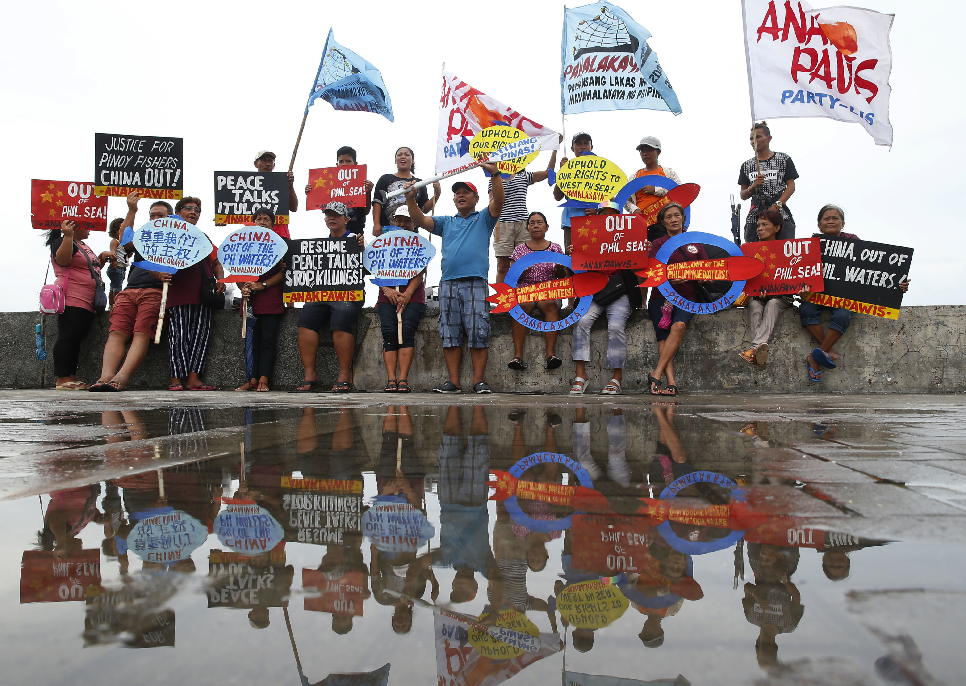 People protest against China over its coastguard’s alleged seizure of fish caught by Filipino fishermen near the contested Scarborough Shoal in the South China Sea. Photo: AP