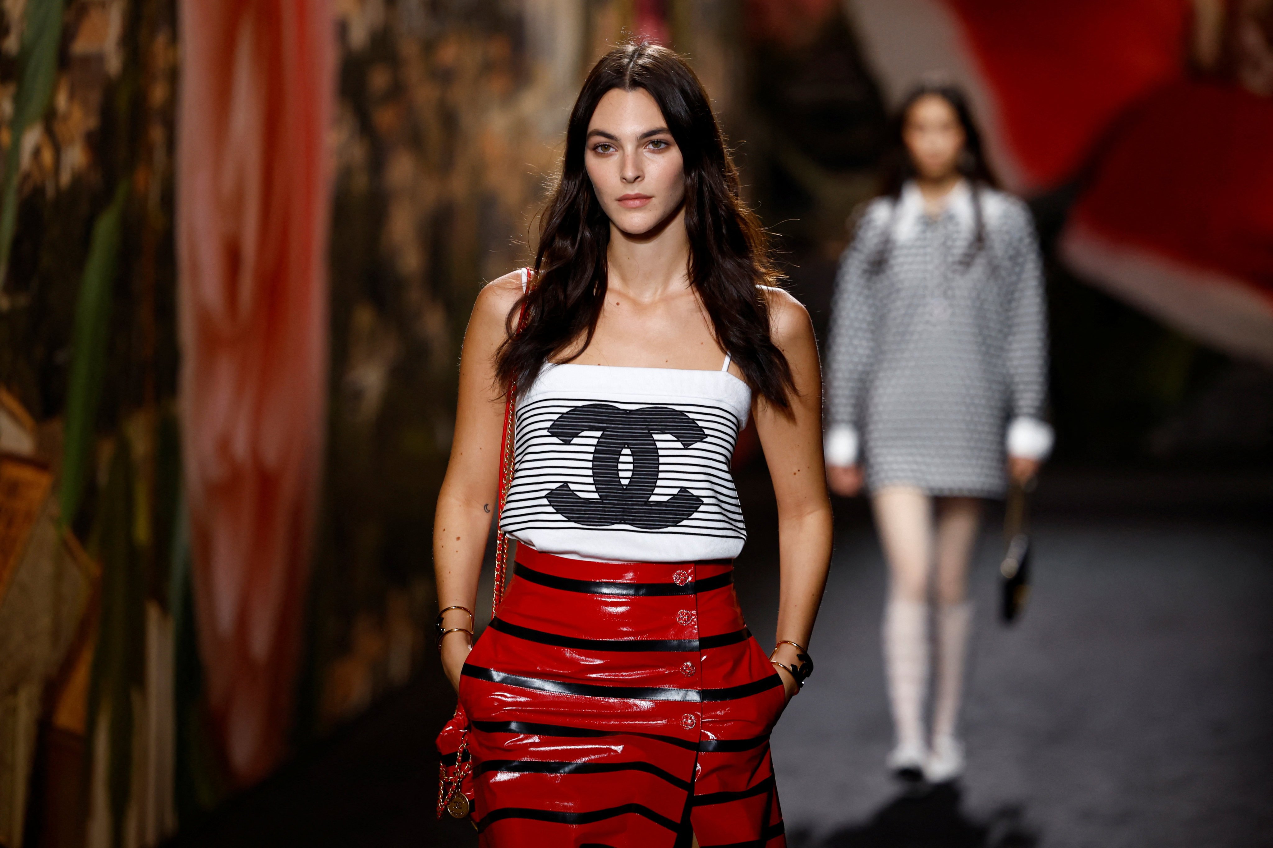 Model Vittoria Ceretti presents a creation by designer Virginie Viard as part of her spring/summer 2024 ready-to-wear collection show for fashion house Chanel during Paris Fashion Week in Paris, France, on October 3. Photo: Reuters