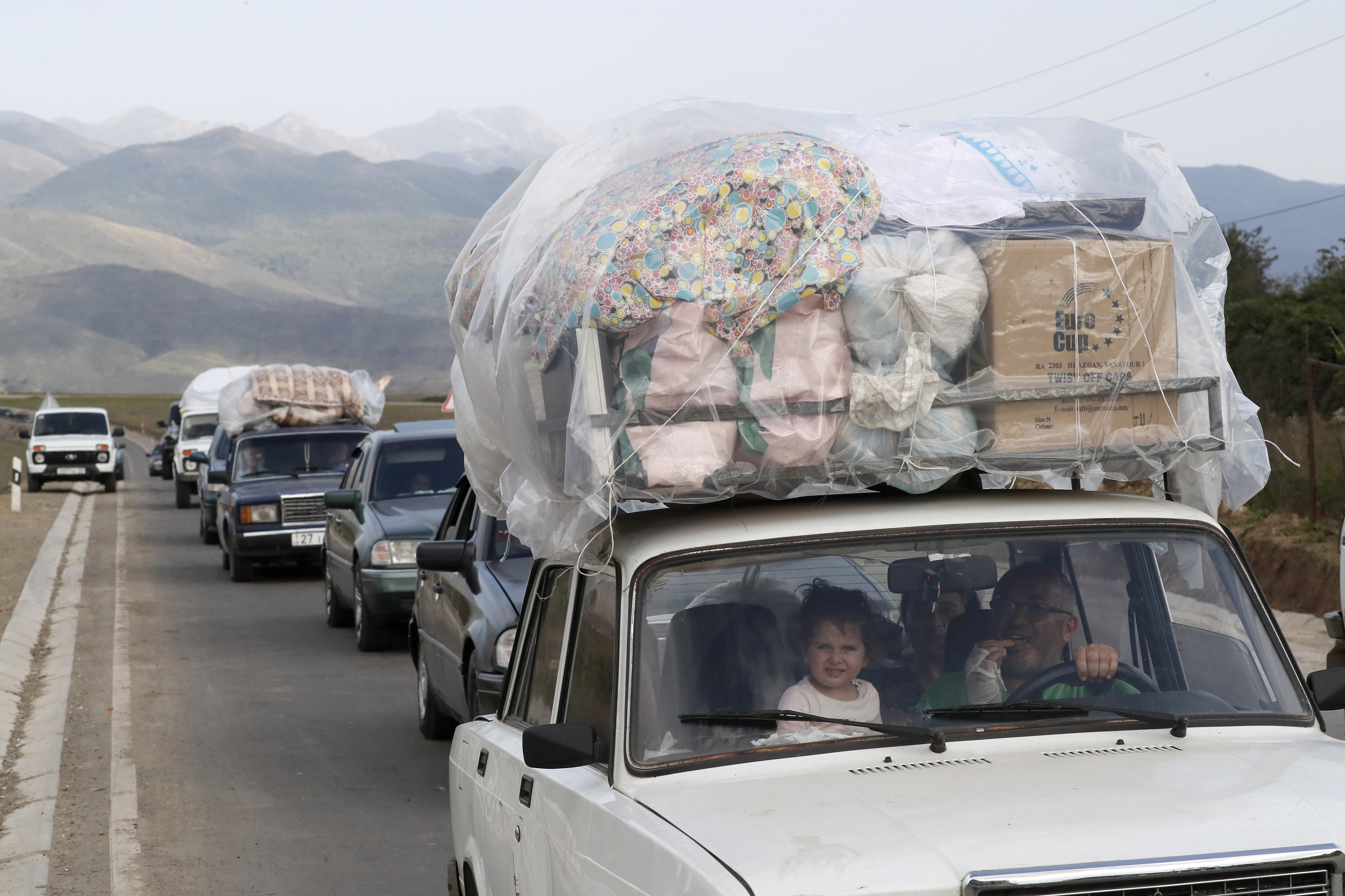 Ethnic Armenians from Nagorno-Karabakh cross the border with Azerbaijan by car, near the village of Kornidzor, Armenia, on September 29. Photo: EPA-EFE