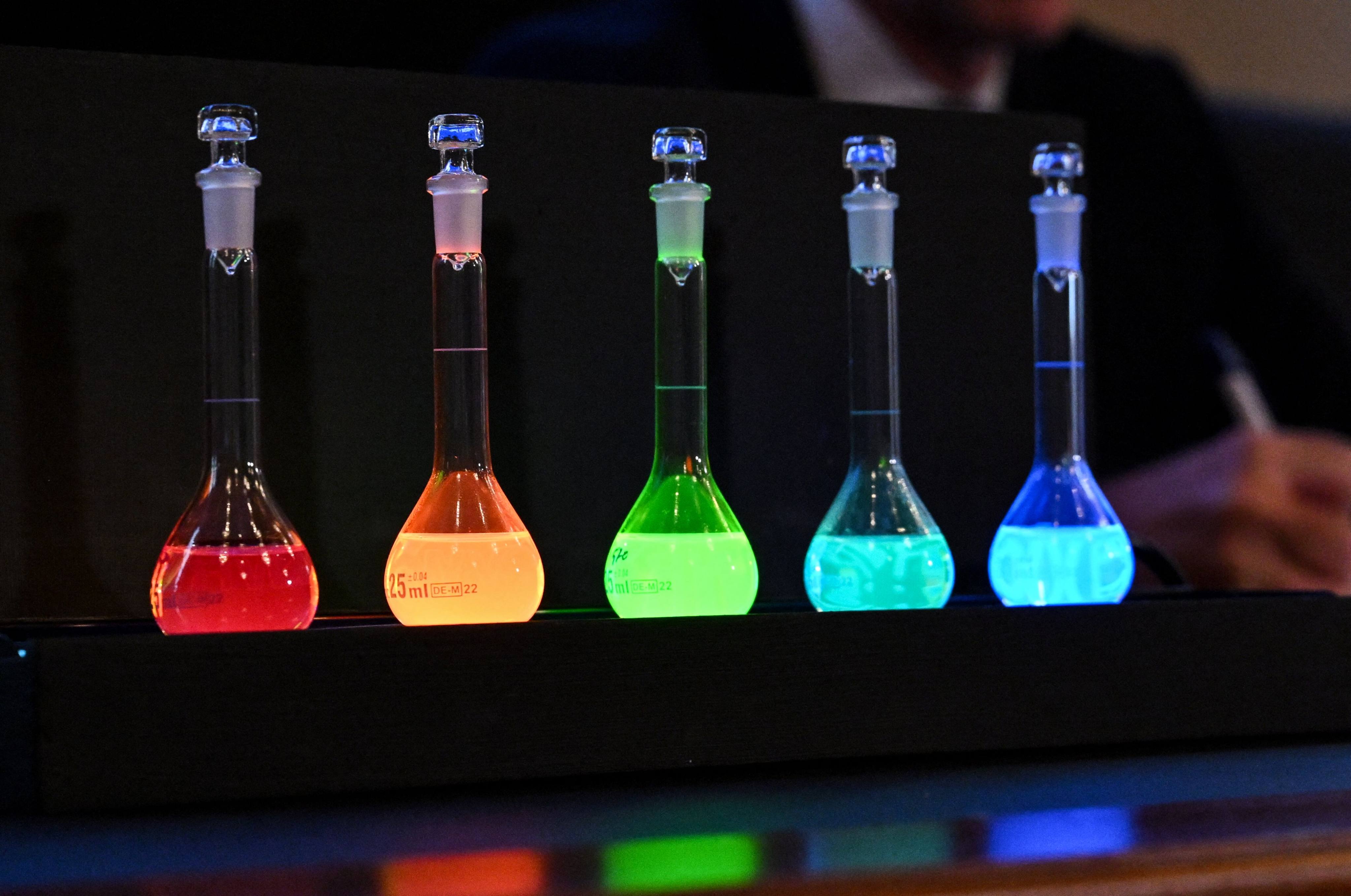 Laboratory flasks are used for explanation during the announcement of the winners of the 2023 Nobel Prize in chemistry. Photo: AFP
