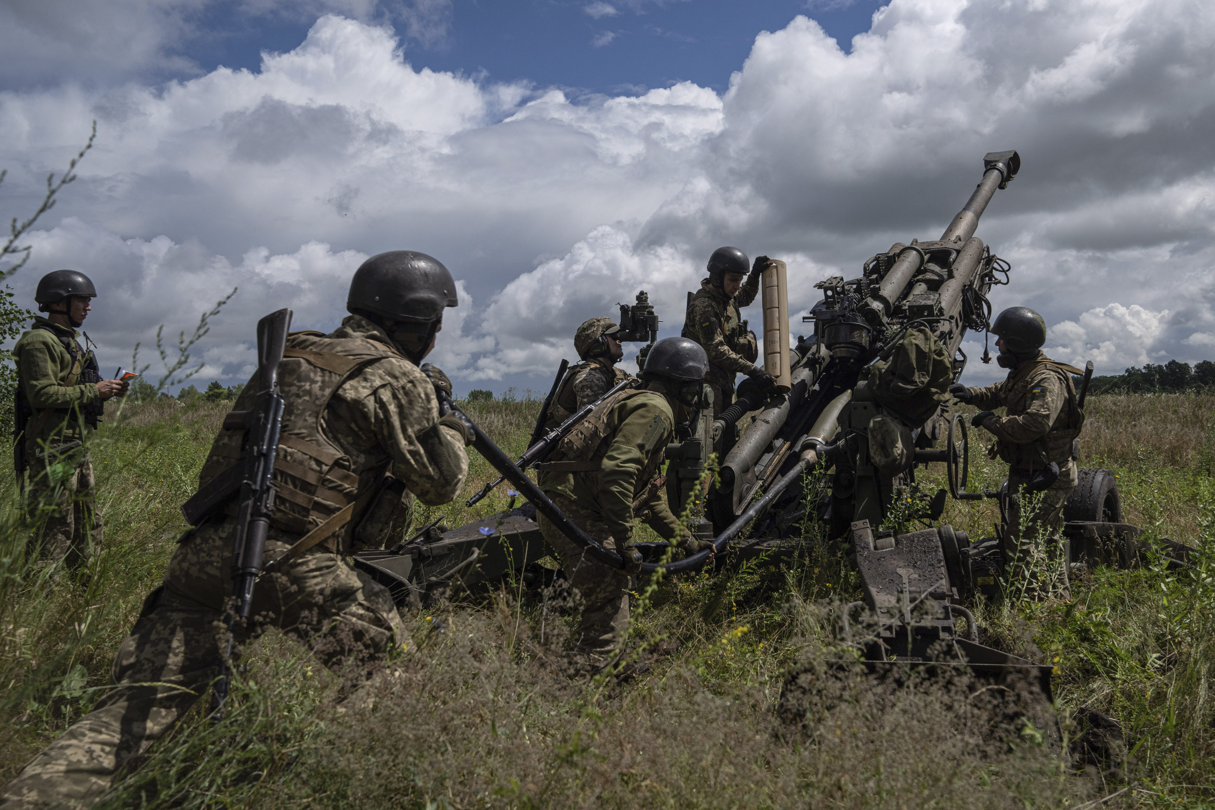 Ukrainian servicemen prepare to fire at Russian positions with a US-supplied M777 howitzer in Kharkiv region, Ukraine, in July 2022. Photo: AP