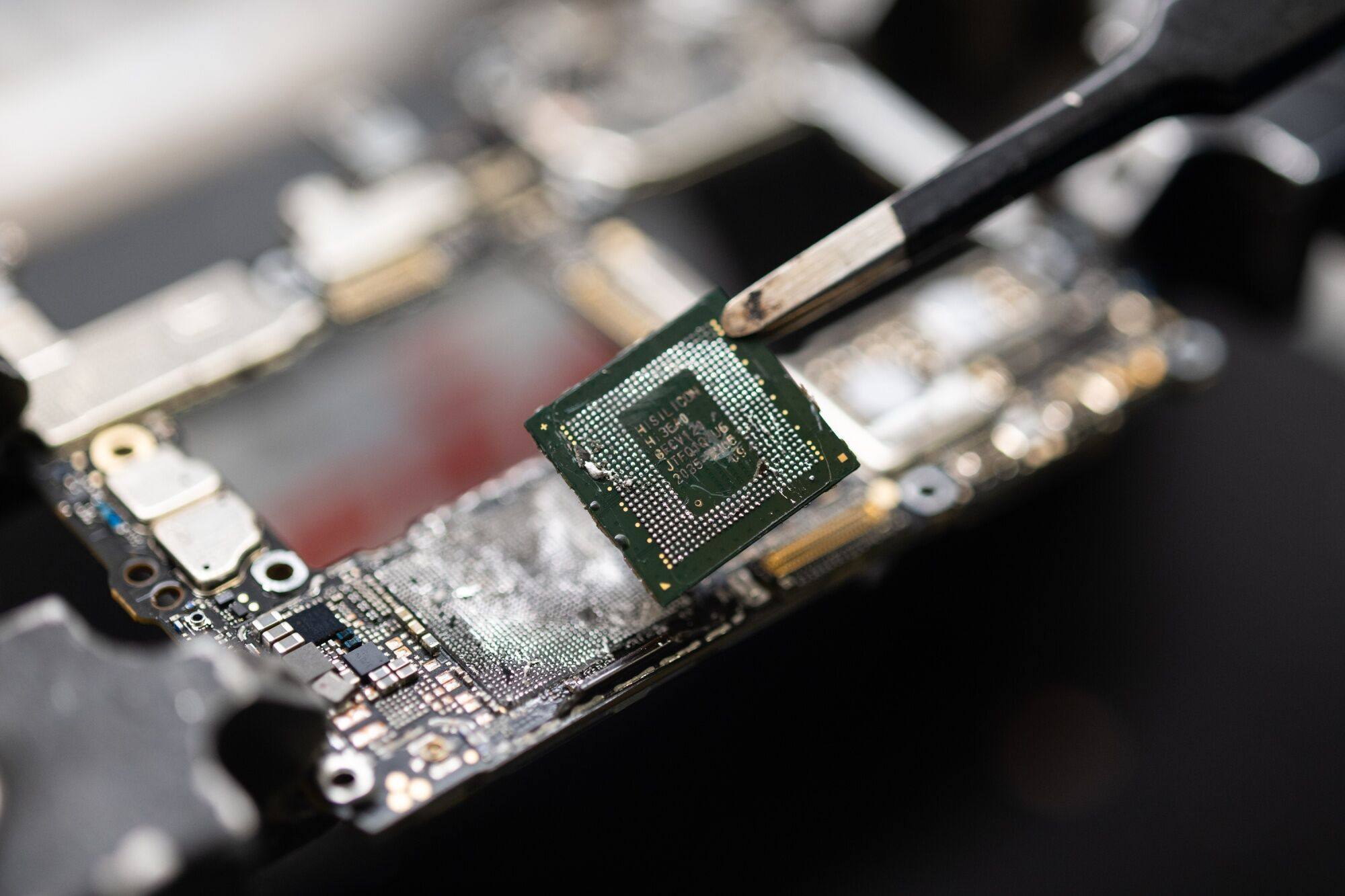 A Kirin 9000s chip from Huawei’s new Mate 60 Pro smartphone. In the face of US sanctions, Huawei has launched a 5G-capable phone powered by an advanced homegrown chip that features the company’s own designs. Photo: Bloomberg