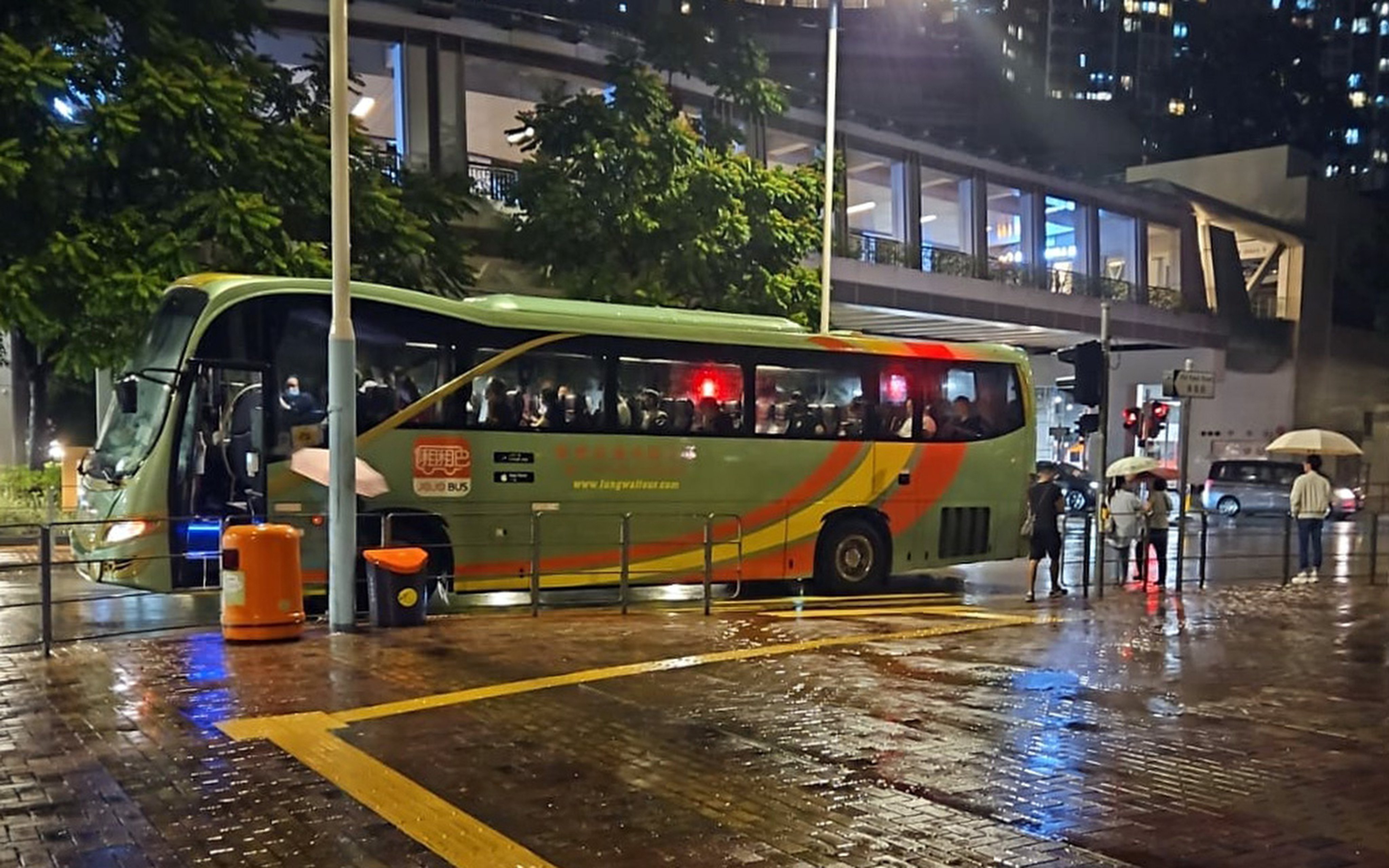 Private coaches manned by volunteer drivers pick up passengers stranded by Typhoon Koinu at Tsuen Wan West MTR station. Photo: JoJo Bus