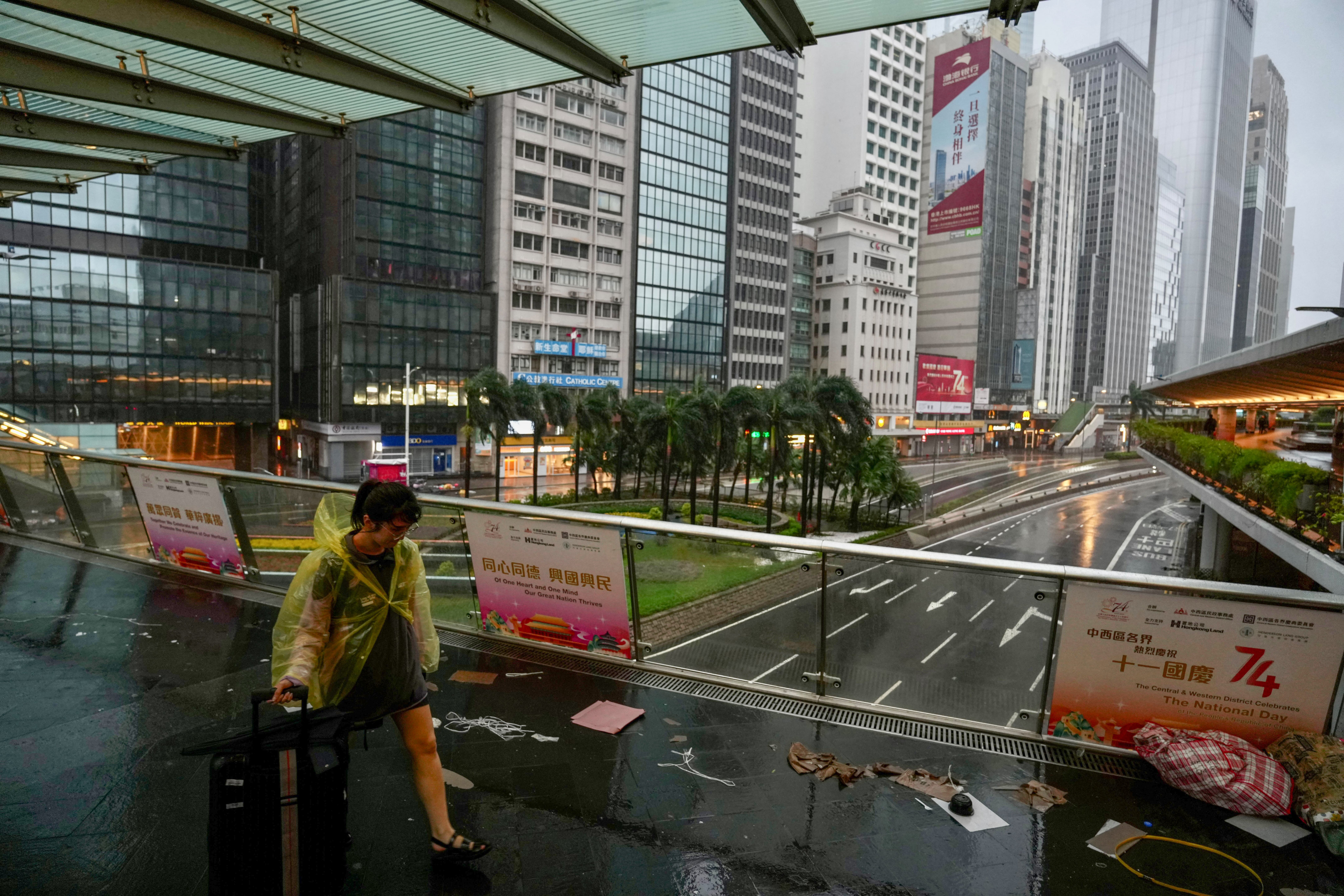 Hong Kong Observatory expects to lower the typhoon warning from No 8 to No 3 at 11.40am. Photo: Sam Tsang