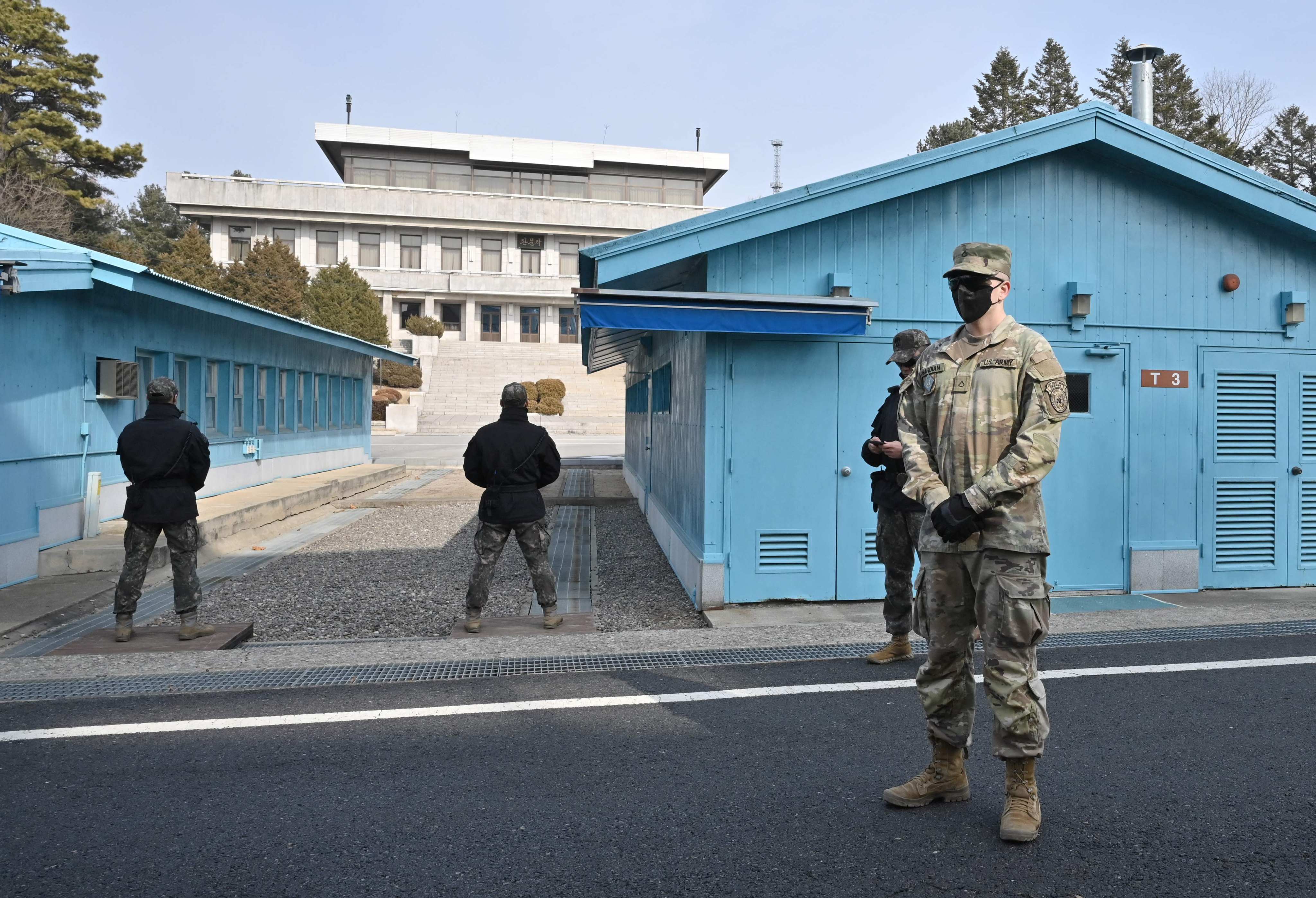 South Korean soldiers and a US soldier at the truce village of Panmunjom in the Joint Security Area of the Demilitarized Zone  separating the two Koreas. Photo: AFP
