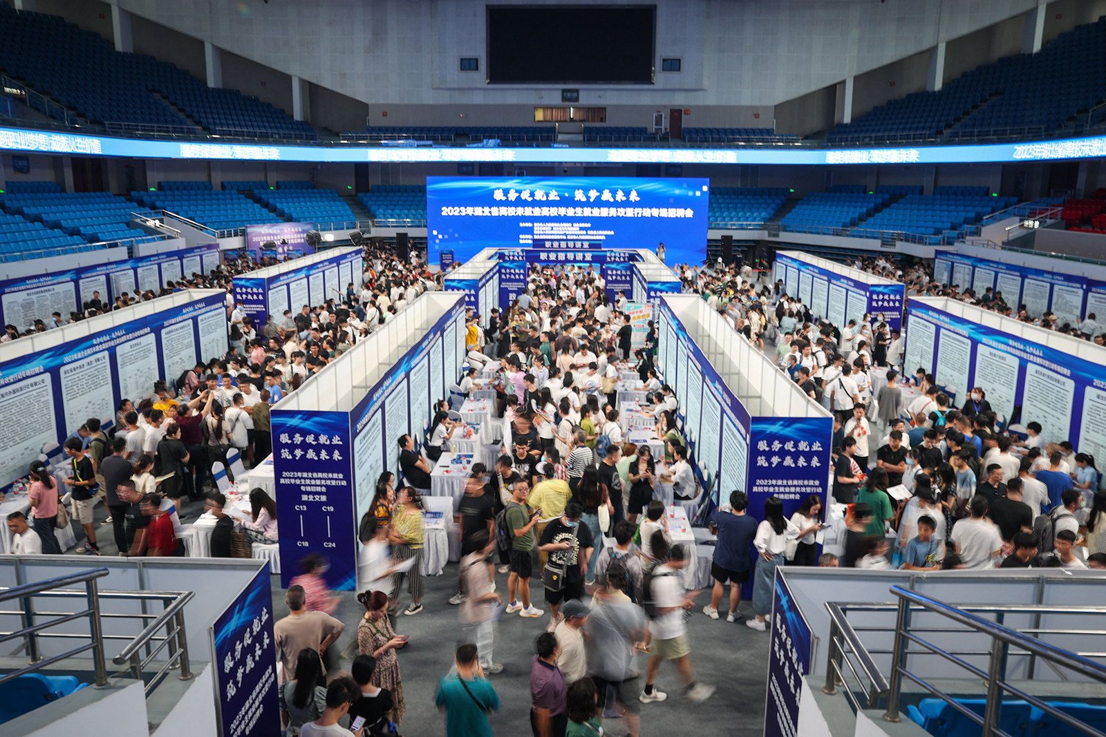 The average monthly salary expectation of this year’s college graduates in China is 8,033 yuan (US$1,100) – or 100 yuan less than last year, according to new findings. Photo: TNS