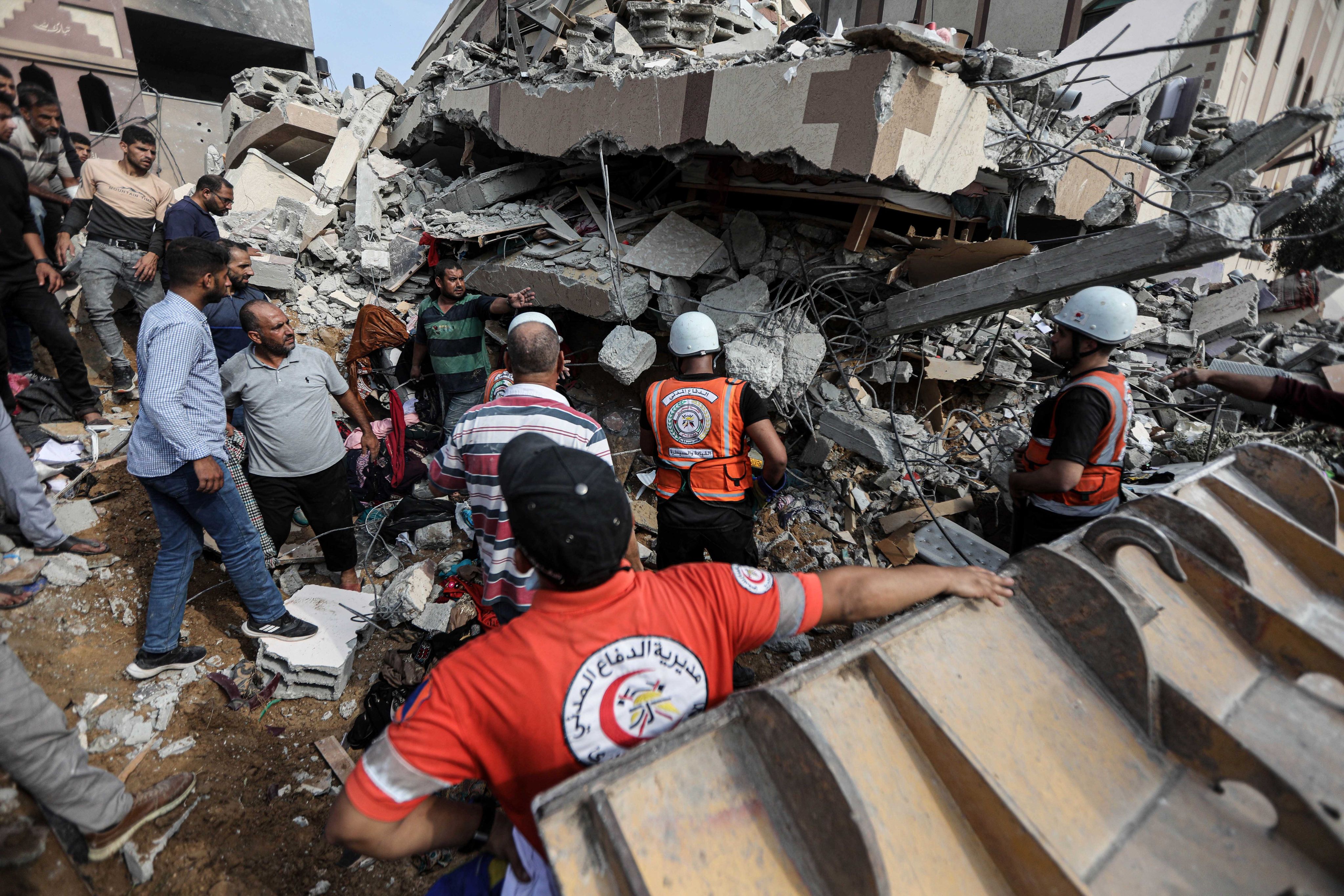 Palestinians search for victims among the rubble of a destroyed house in Khan Yunis following an Israeli airstrike on the second day of the ongoing conflict between Israel and the Palestinian militant group Hamas. Photo: DPA