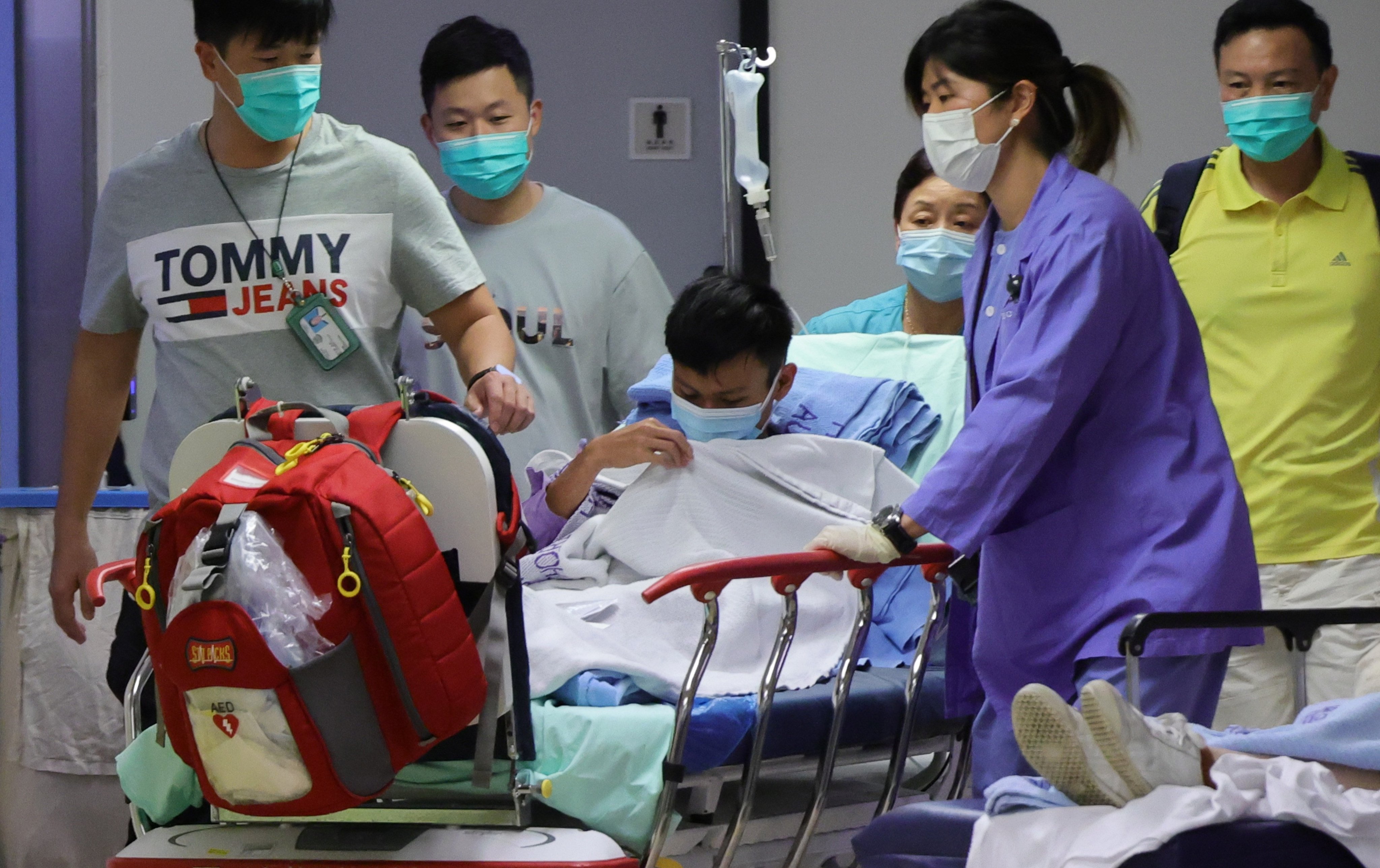 Matthew Tsang Hin-chit (centre), who was missing since October 4 and found near Lo Shue Tin in Ma On Shan Country Park, was airlifted to the Pamela Youde Nethersole Eastern Hospital for check-ups on October 11. Photo: May Tse
