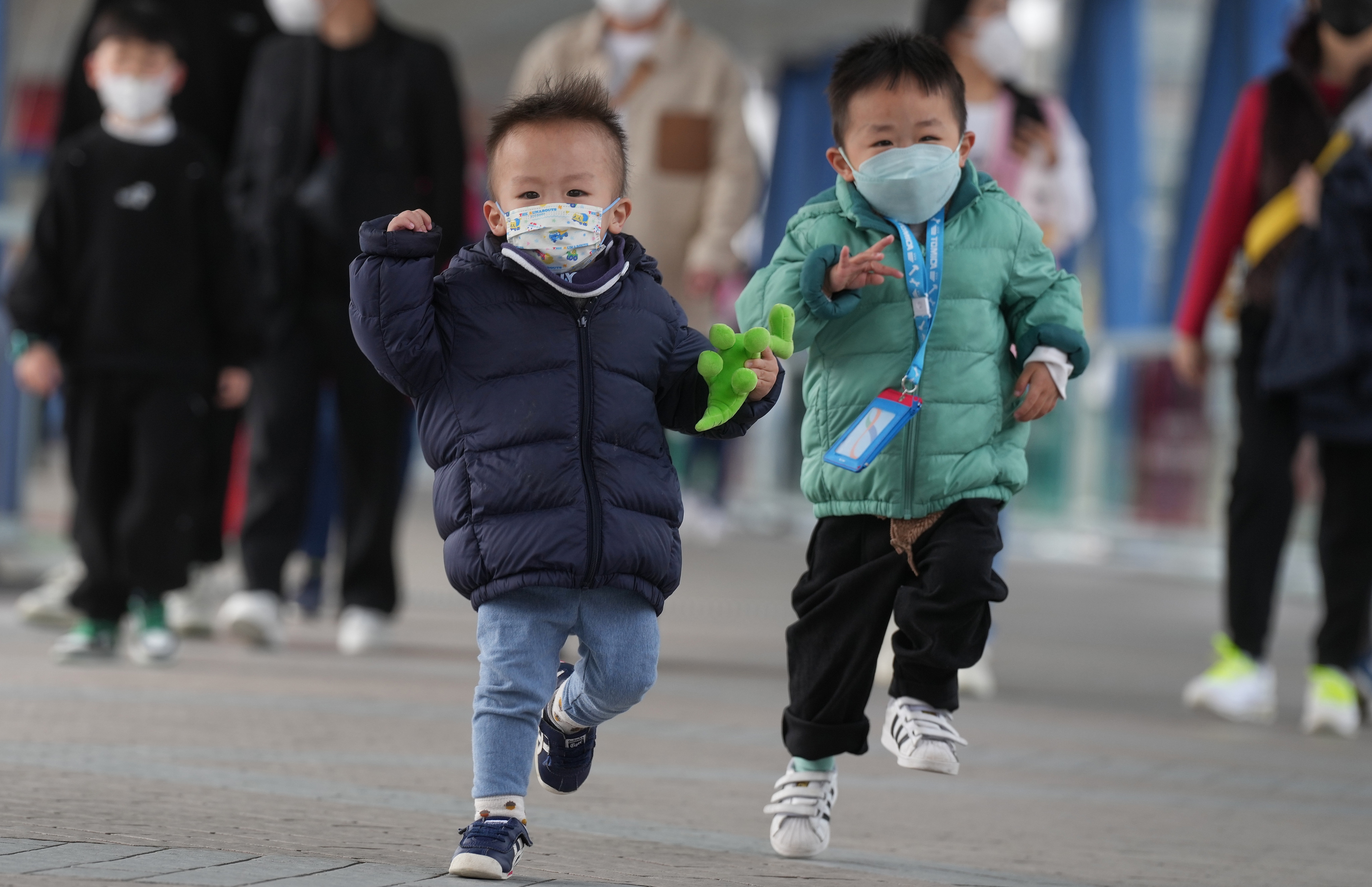 Children bundle up in Central last winter. A strong northeast monsoon will reach the coast of Guangdong later on Sunday, and it will be windy throughout the region over the next few days, the Observatory has said. Photo: Elson Li